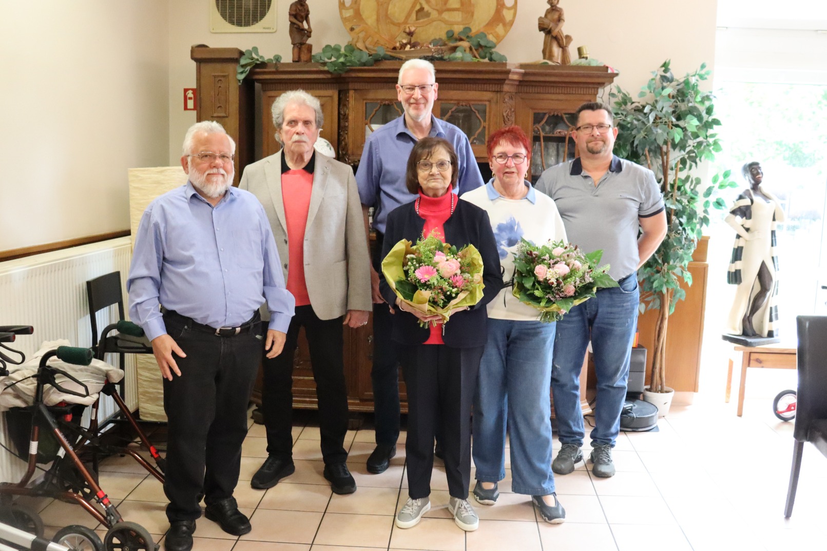 2 Frauen und 4 M&auml;nner stehen f&uuml;r ein Gruppenbild zusammen.