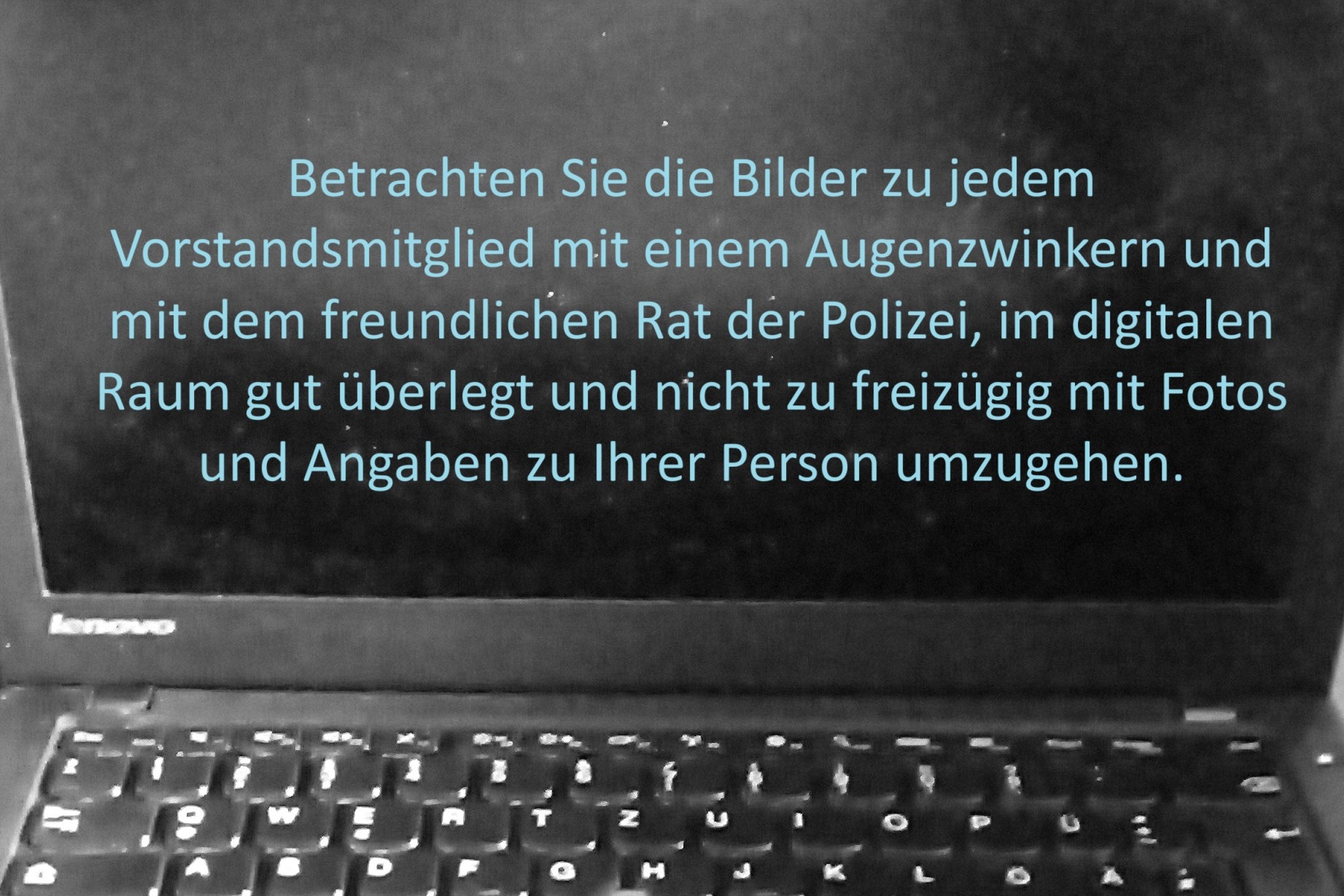 Das Bild zeigt ein Laptop mit der Warnung der Polizei, im digitalen Raum nicht zu freizügig mit Fotos und Angaben zur Person umzugehen.