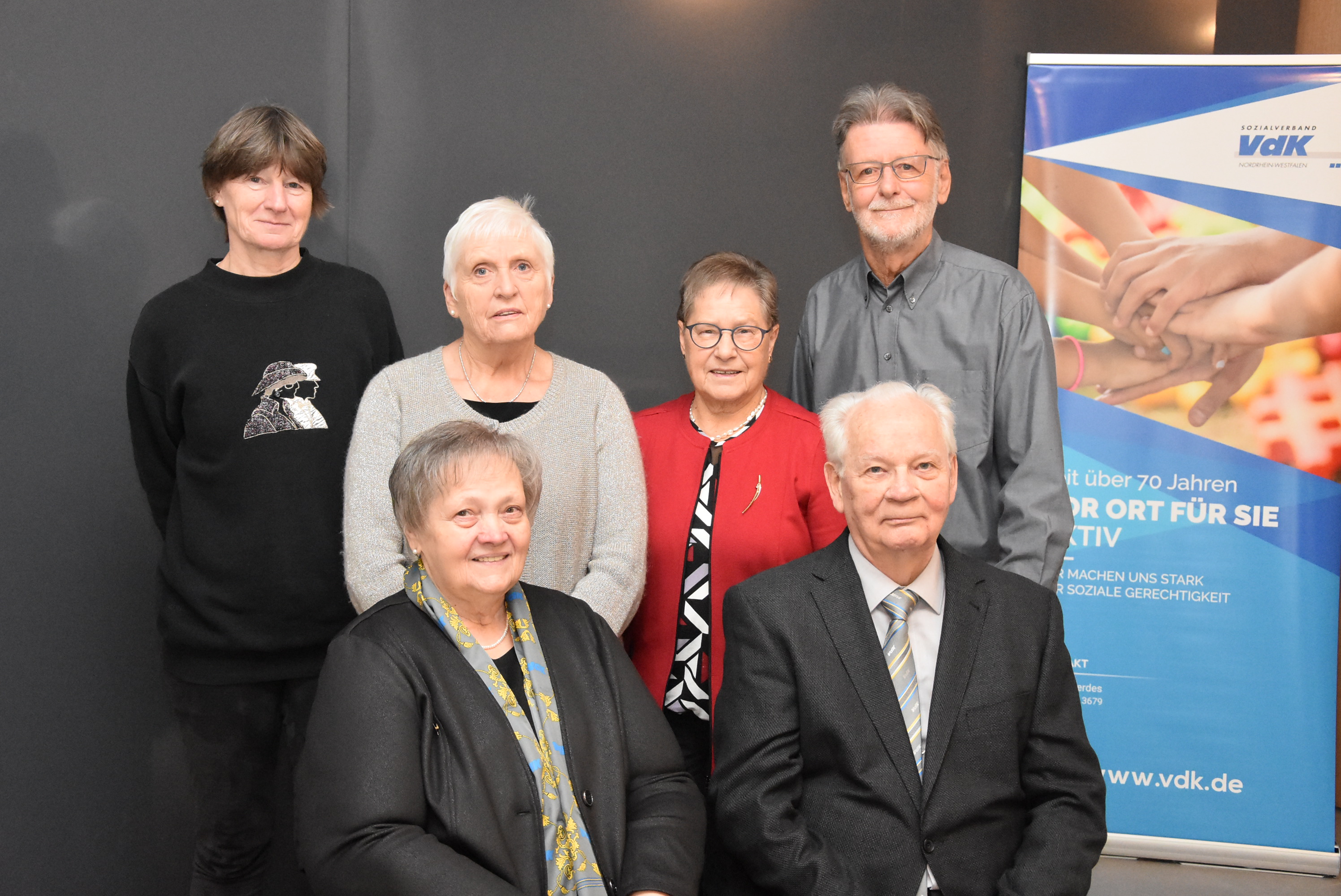 Der Vorstand des VdK Emsdetten (v.l.n.r.) vorne sitzen Eveline und Adolf Gerdes; hinten stehen Claudia Hoffmann, Marita Maschke, Bärbel Thoms und Rainer Schwarz