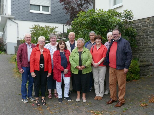 Gruppenbild mit zehn Männern und Frauen aus dem Vorstand des Ortsverbands Olpe