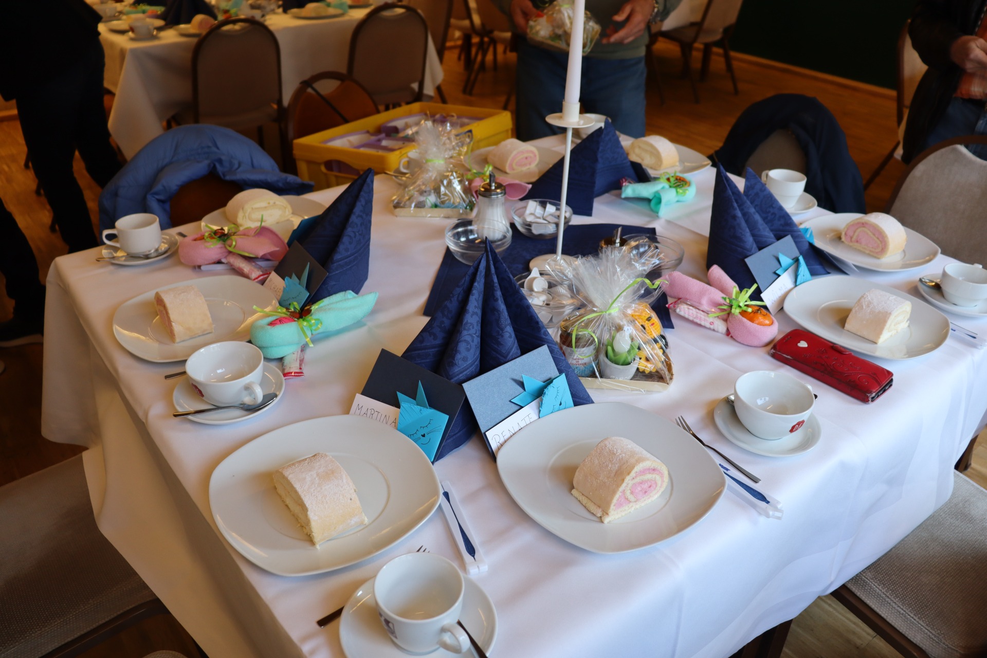 Ein gedeckter Tisch f&uuml;r 8 Personen mit Osterdekoration.