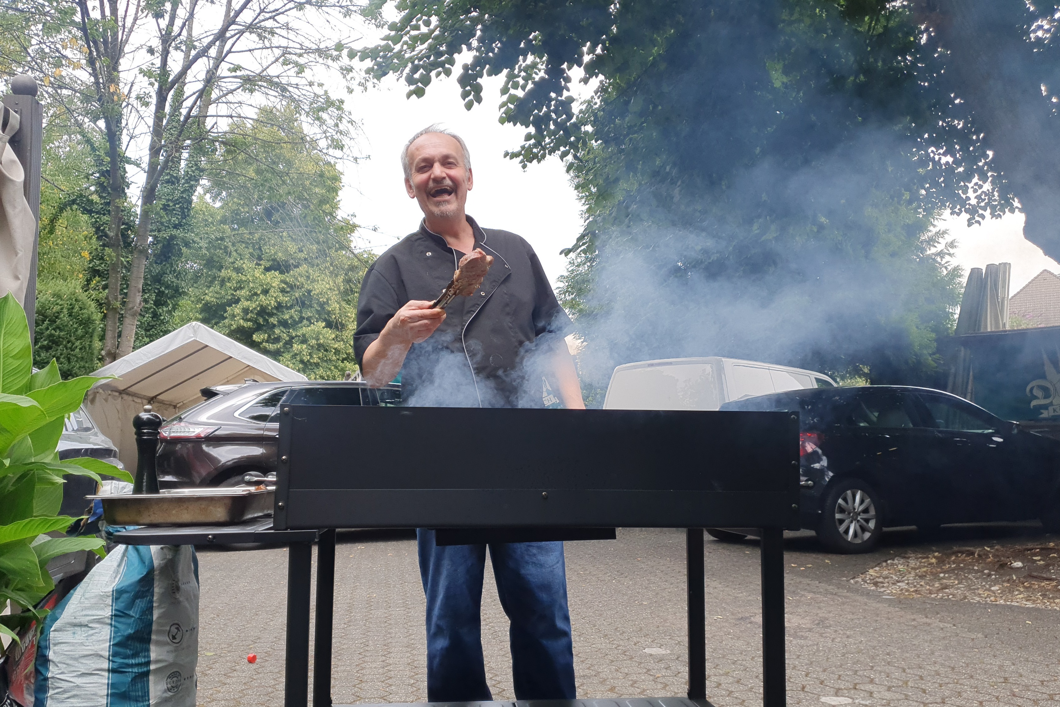 Mann am Grill