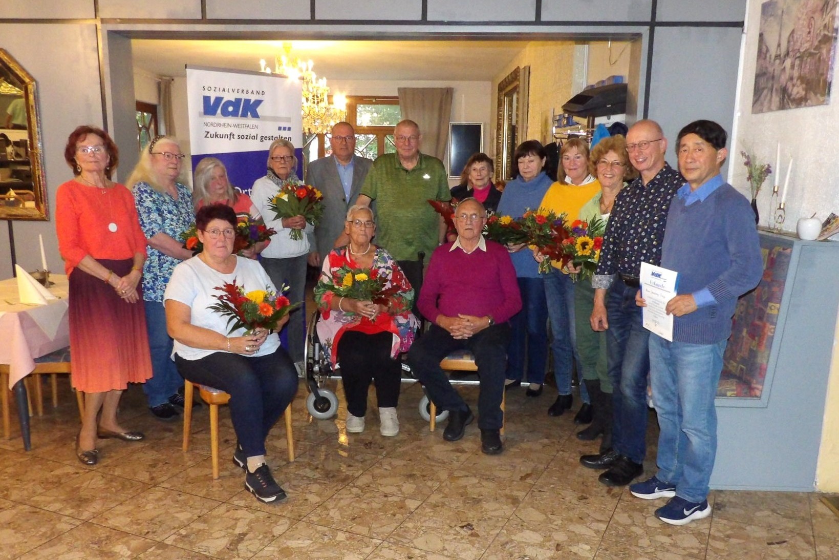 Mehrere Menschen stehen zu einem Gruppenbild zusammen.