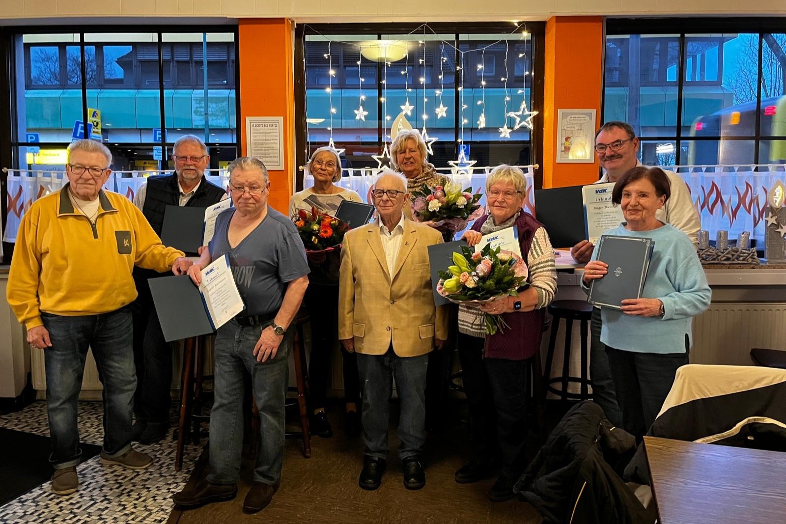 Mehrere Menschen stehen f&uuml;r ein Gruppenbild zusammen.