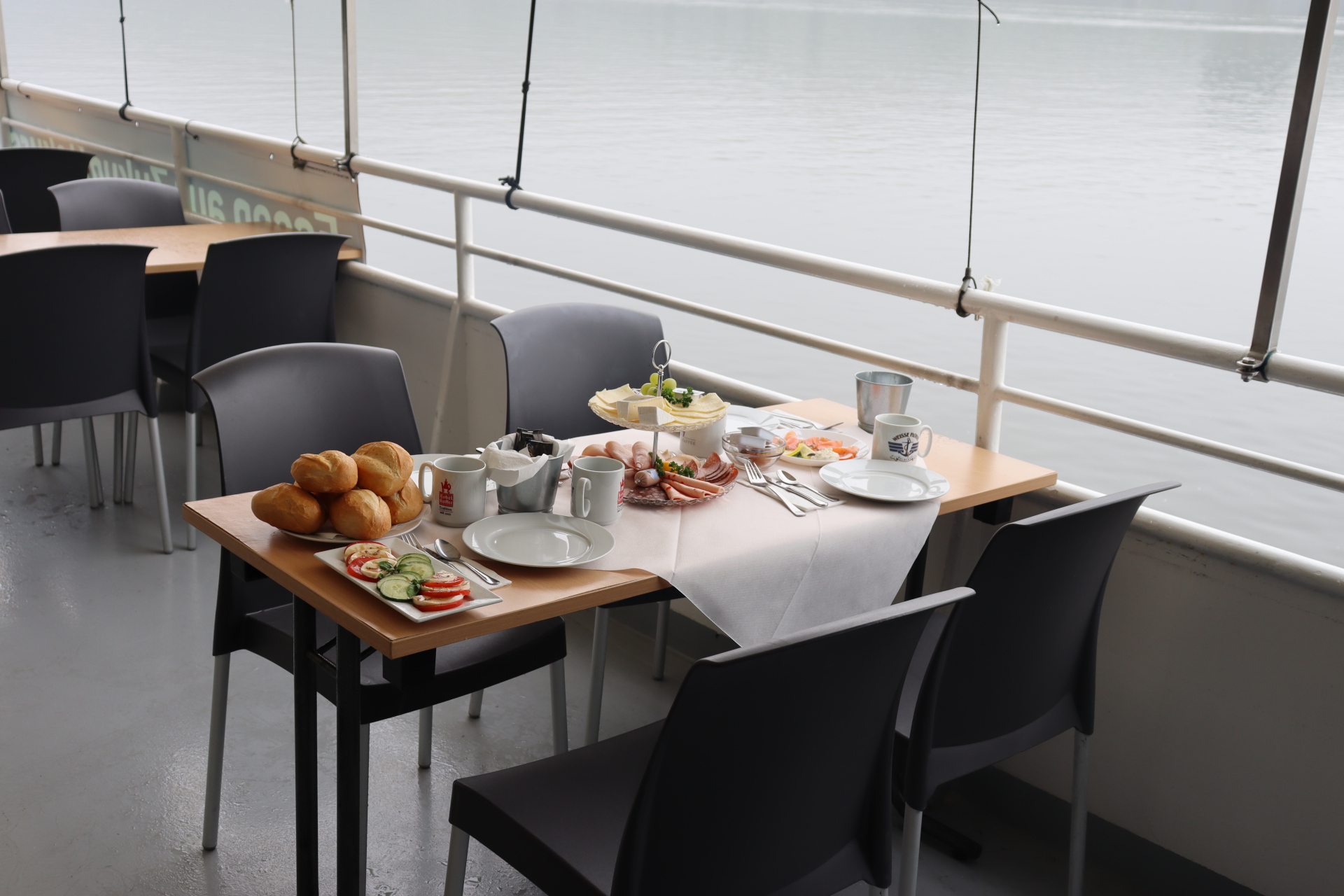 Frühstück auf dem Schiff der "Weissen Flotte" auf dem Baldeney See.