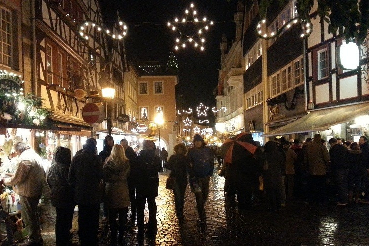 Ahrweiler: Die weihnachtlich dekorierten Verkaufsstände erstrecken sich über ein Großteil der ganzen Innenstadt.