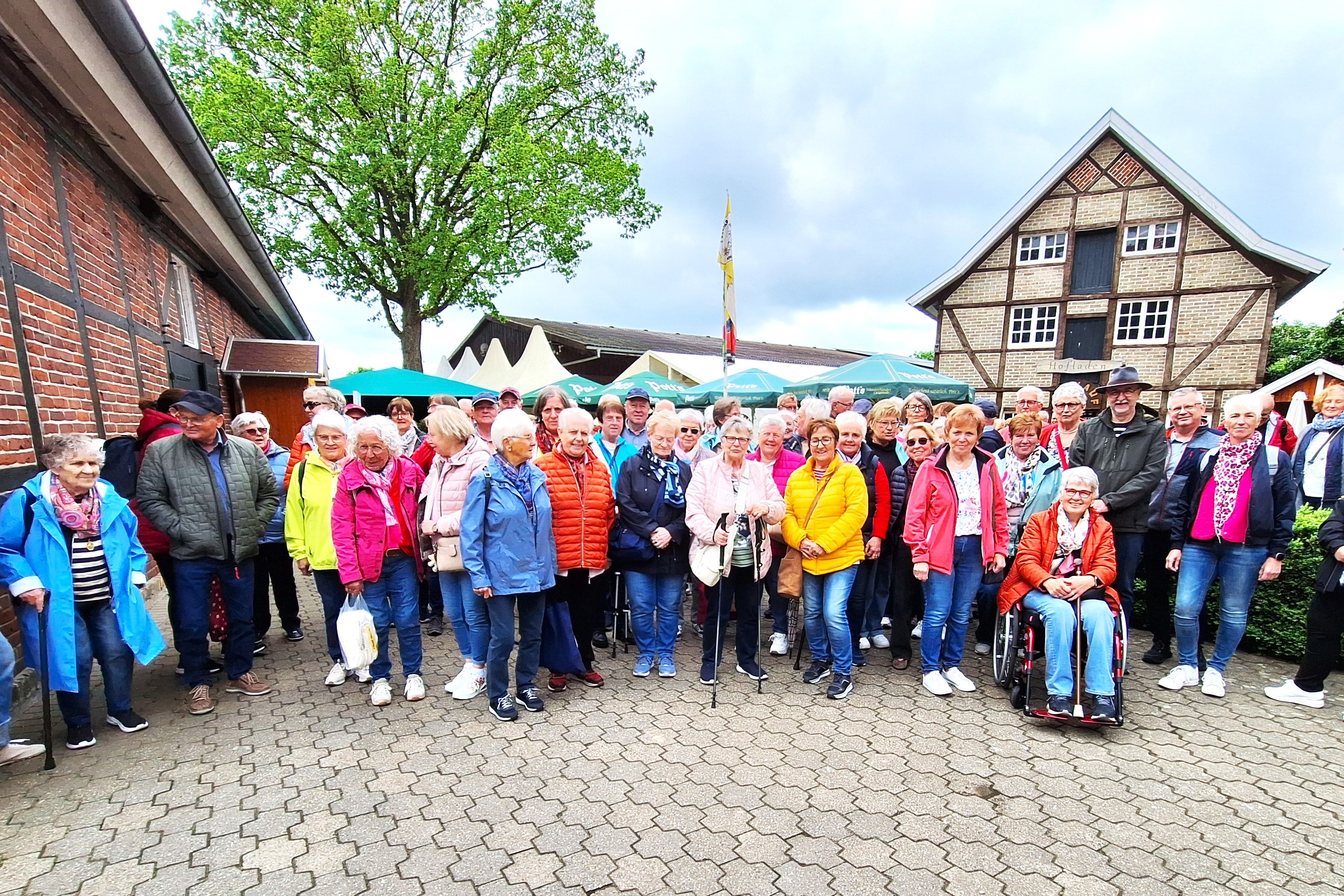 Teilnehmer des Ausflugs auf dem Spargelhof