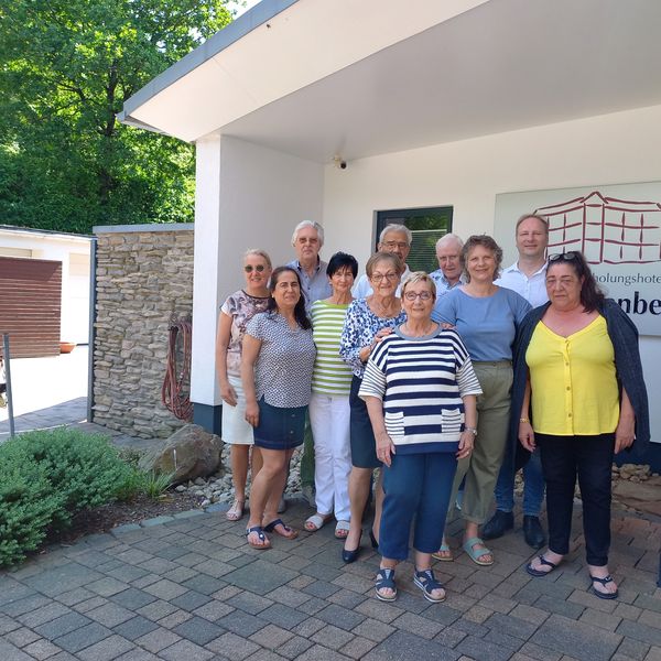 Gruppenfoto vor dem Hotel in Bad Fredeburg