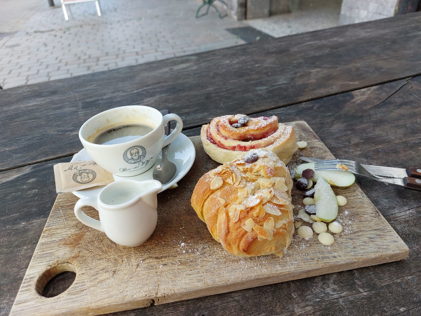 ein Tablett mit Kaffee und Kuchen