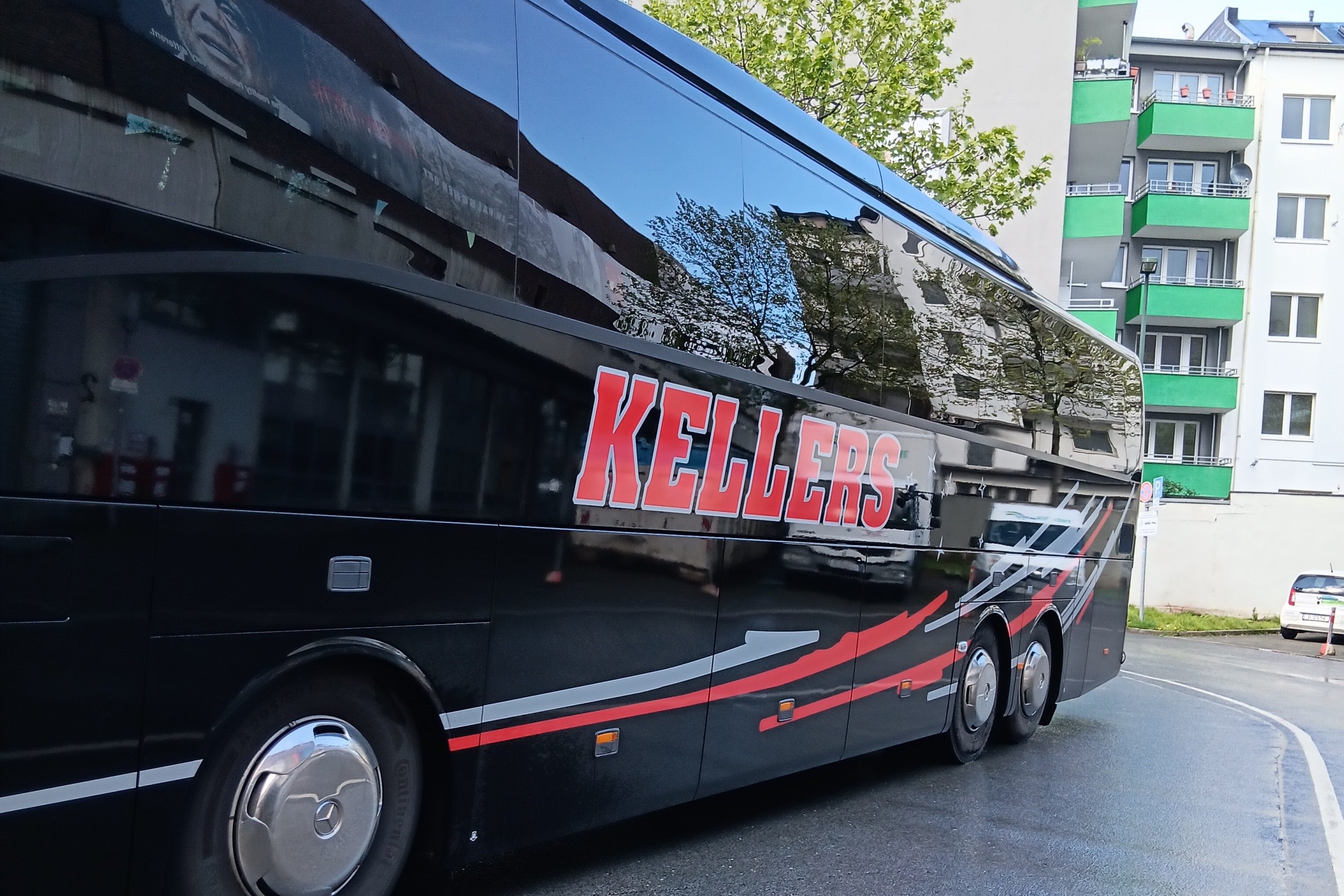 Man sieht einen Schwarzen Reisebus mit der Aufschrift Kellers