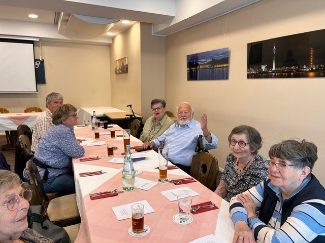 VdK-Mitglieder beim Sommerfest in geselliger Runde