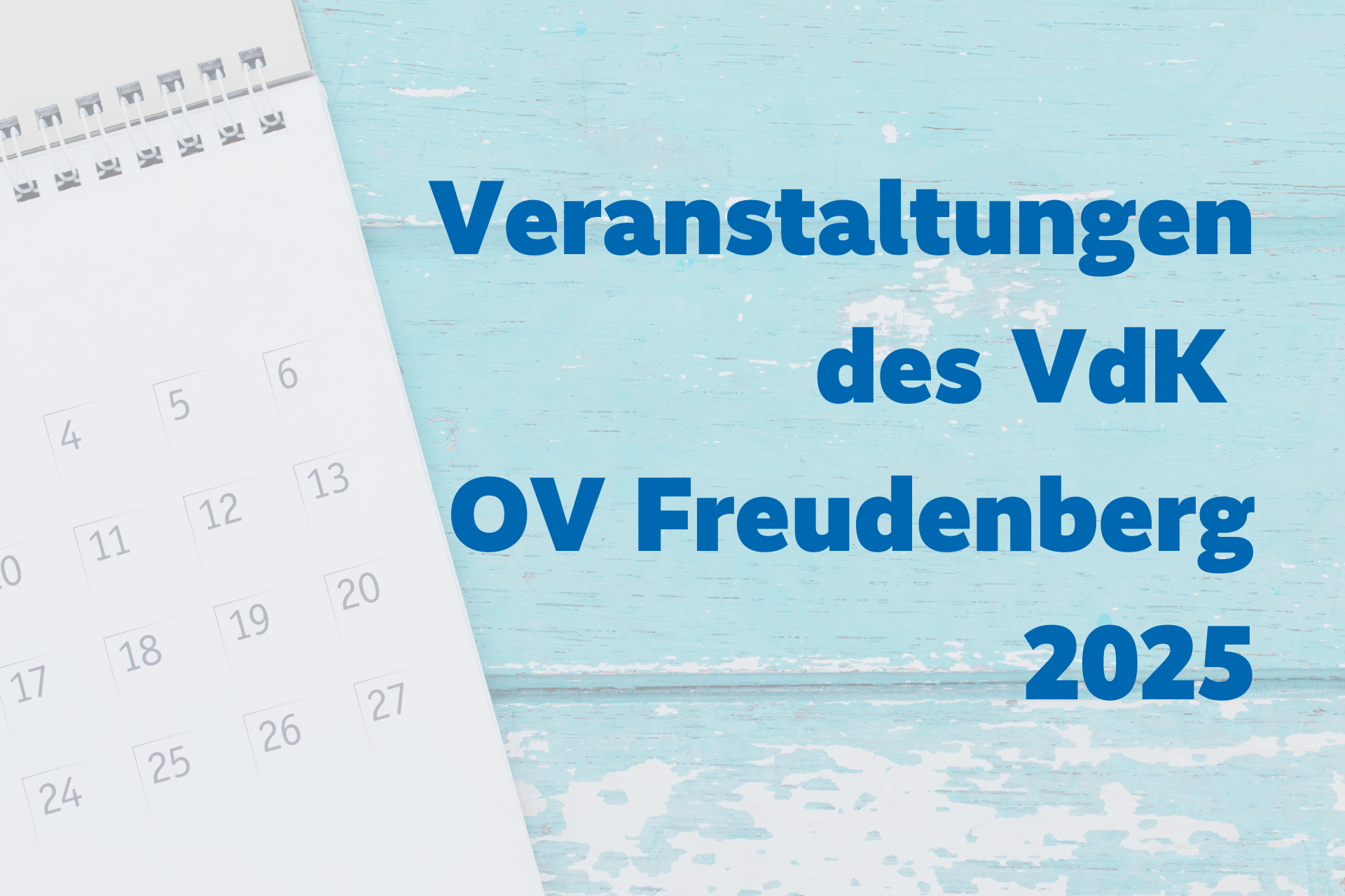Blass im Hintergrund ein aufgeschlagener Kalender auf einem blauen Holztisch, in blauer Schrift: Veranstaltungen des VdK OV Freudenberg 2025