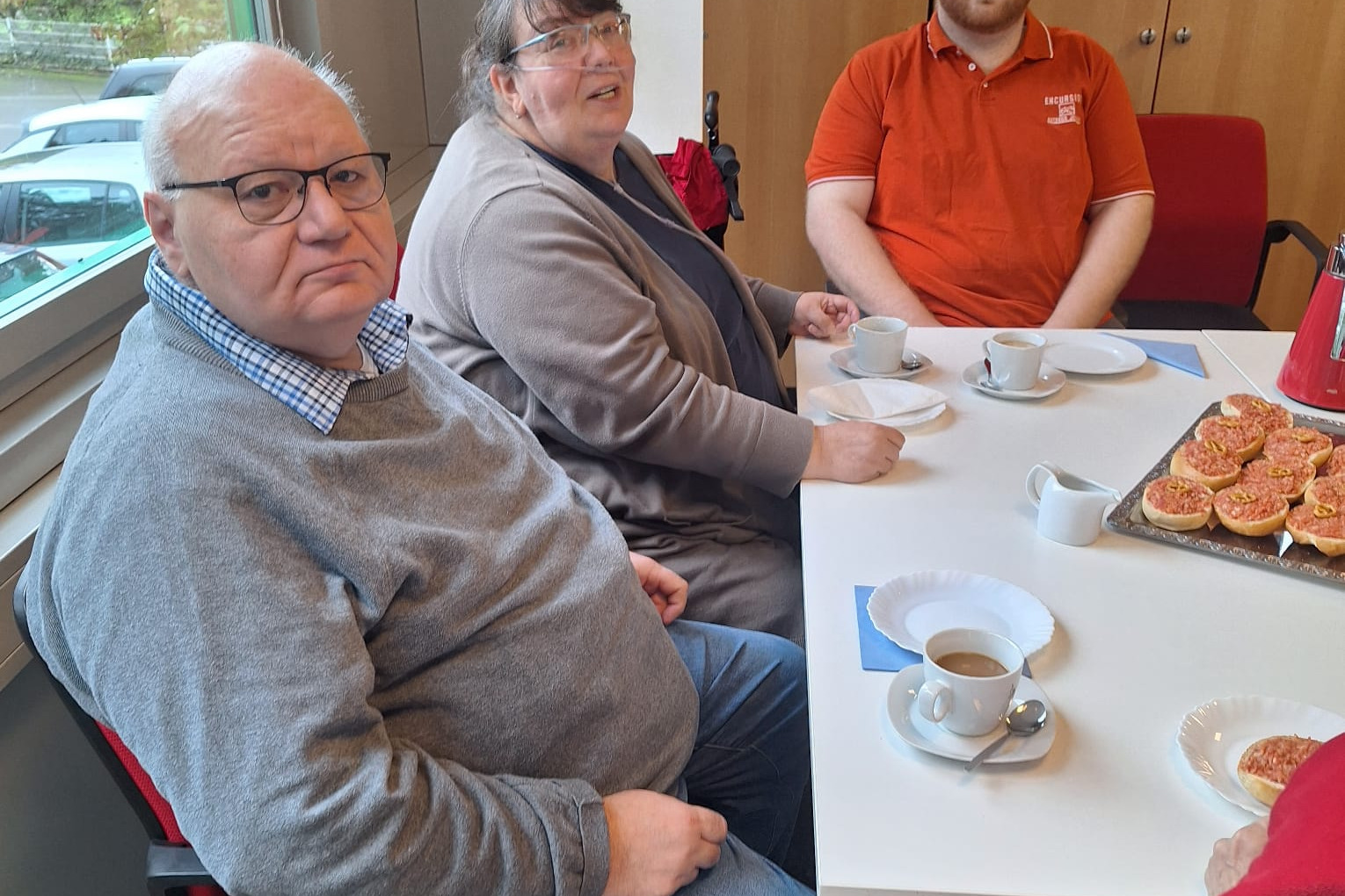 Menschen am Tisch zum Fr&uuml;hst&uuml;ckstreff