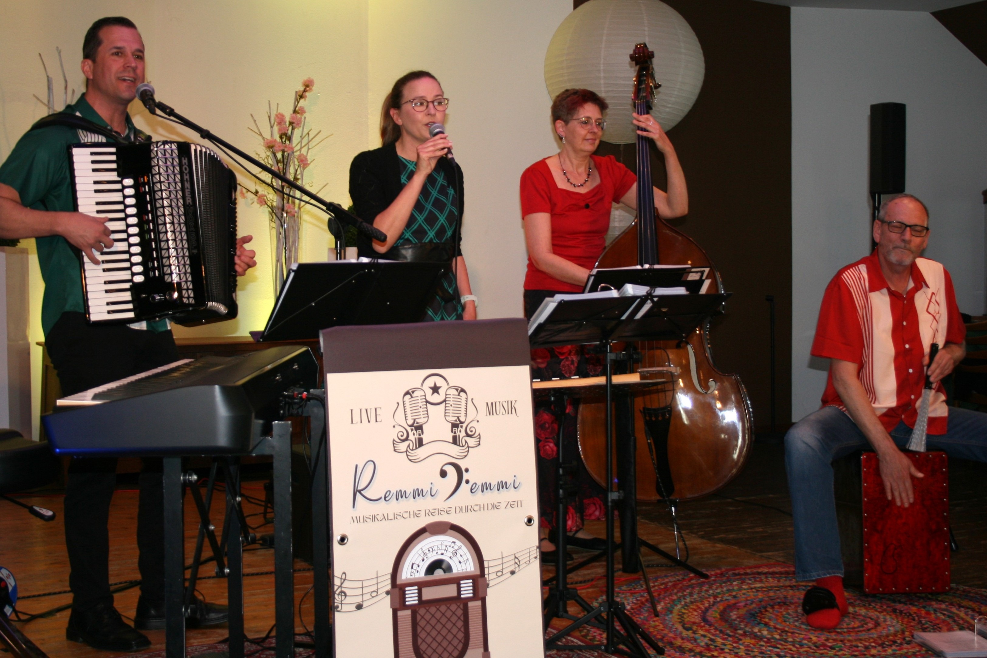 Die vier Musiker der Gruppe "RemmiDemmi" in Aktion.
