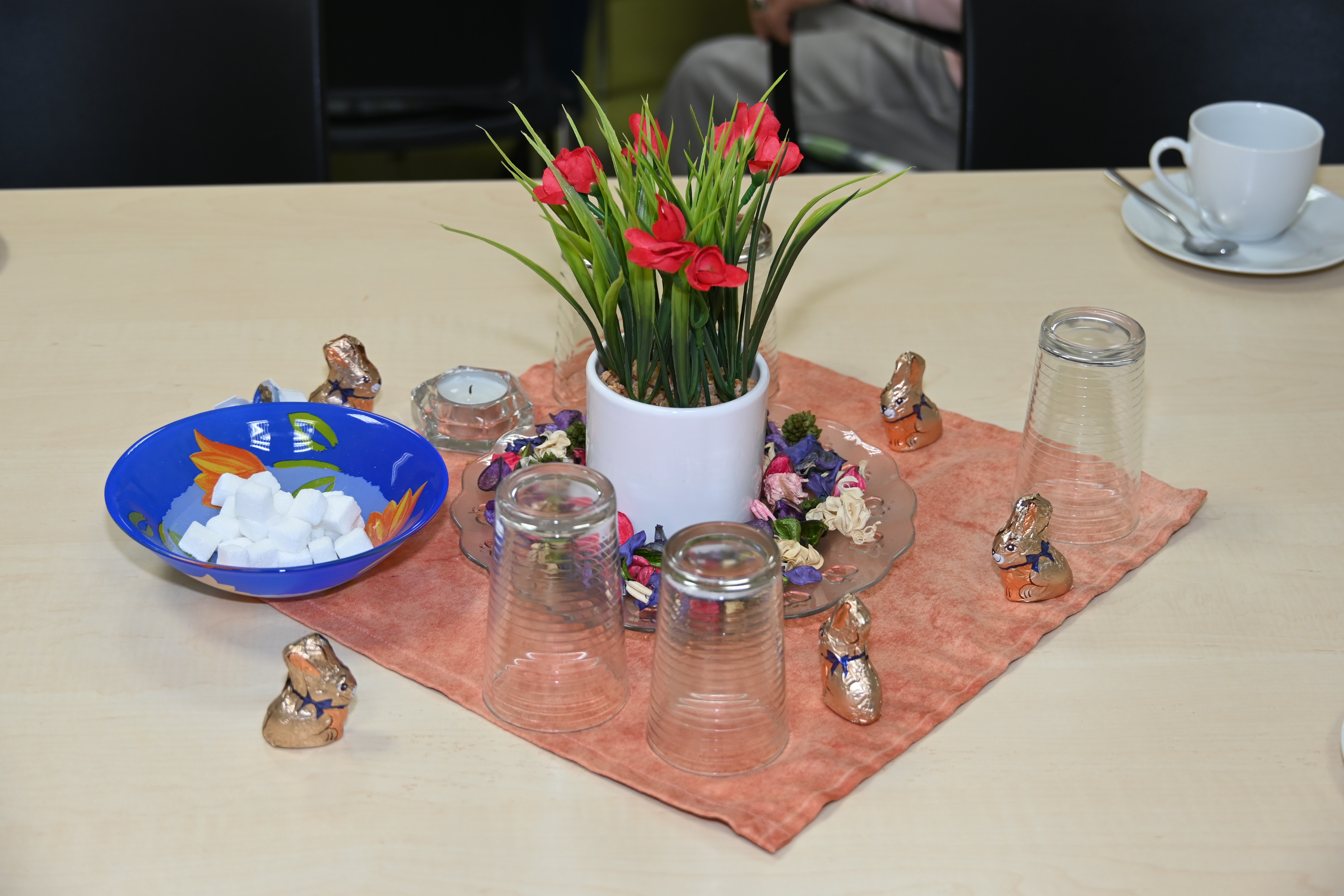 Tisch mit Osterschmuck