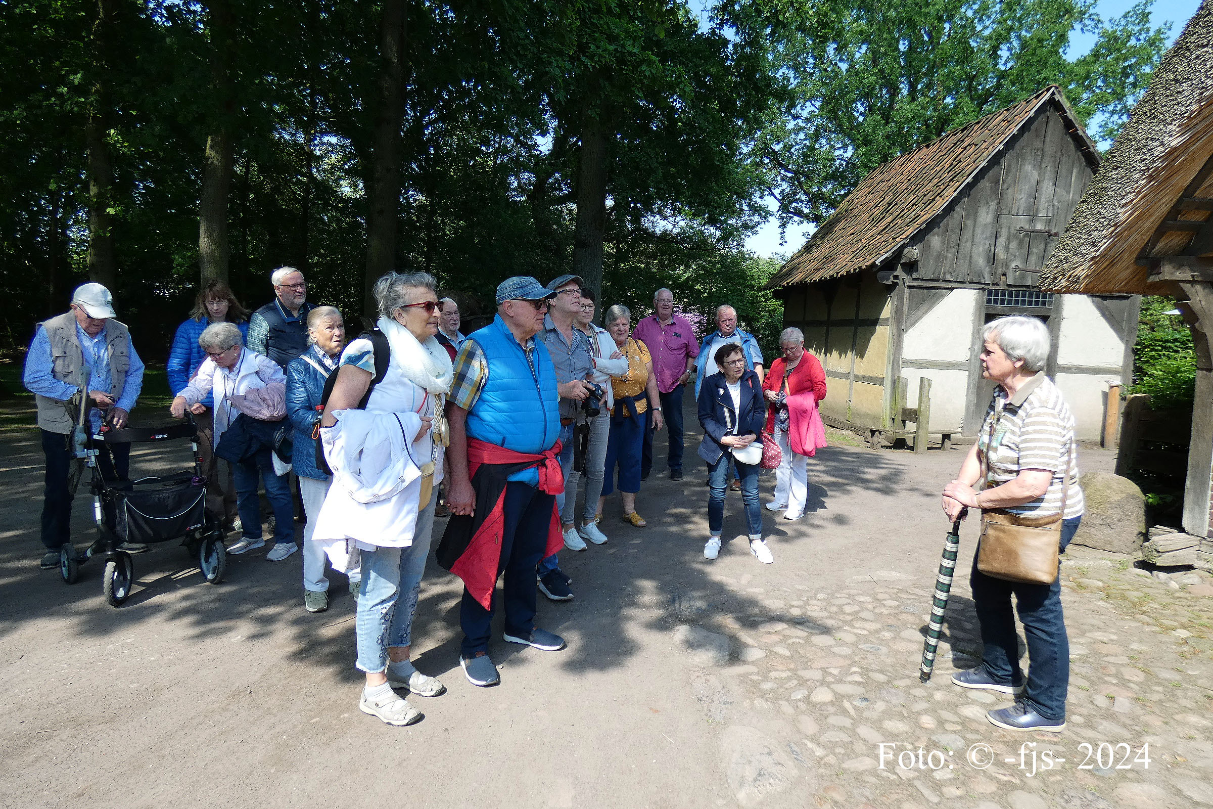 Einige Personen und eine Museumsführerin