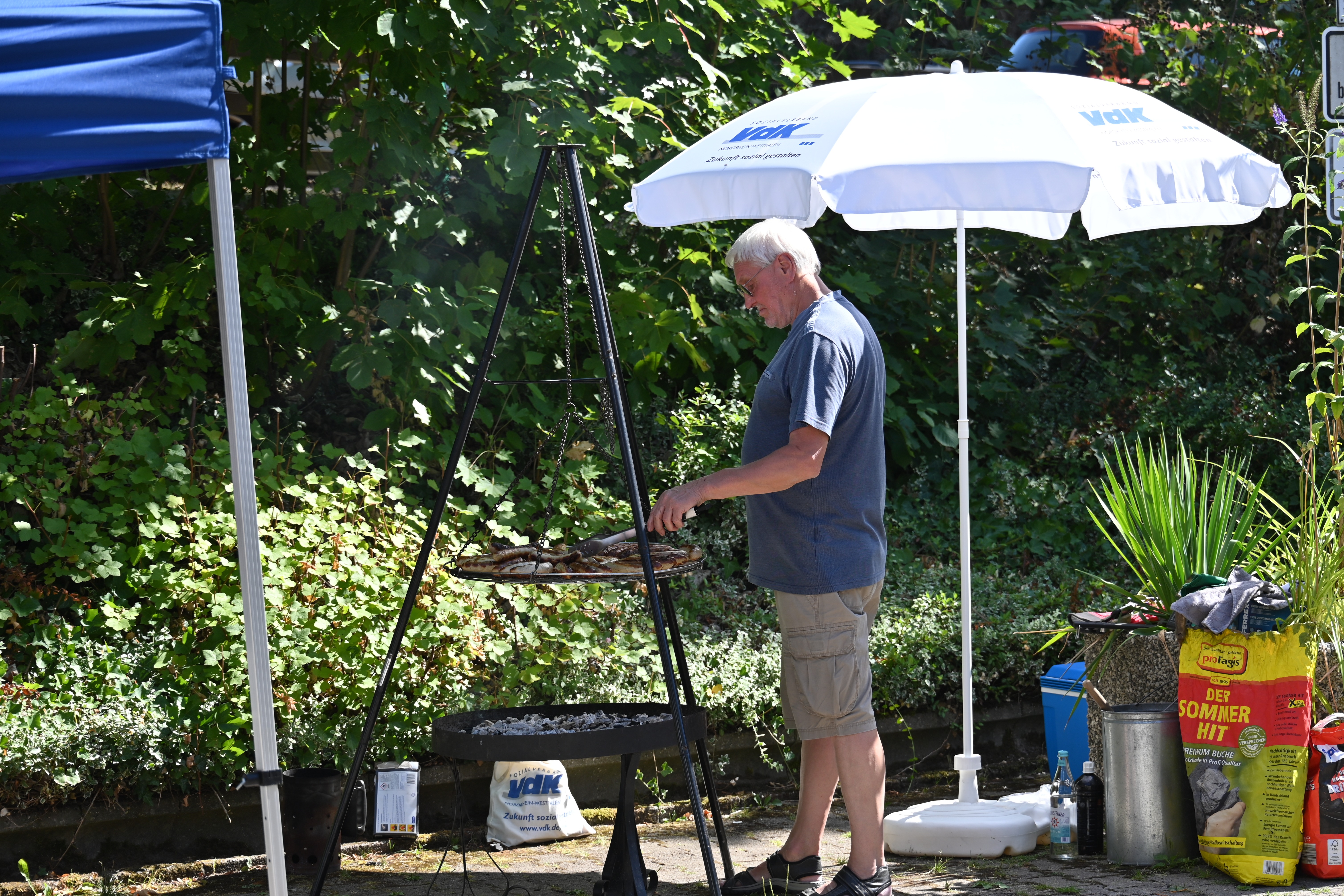 Ein Mann steht am Grill