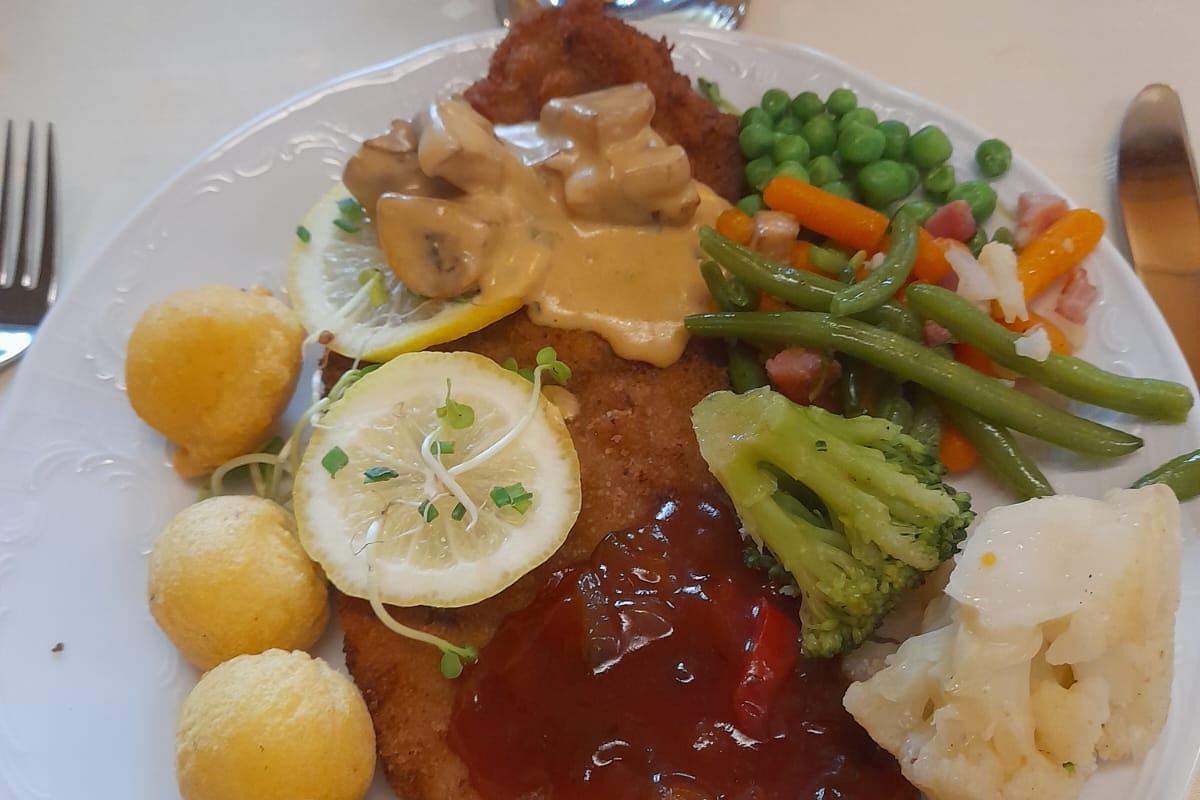 Fahrradfahrer unterwegs. Schnitzel auf Teller