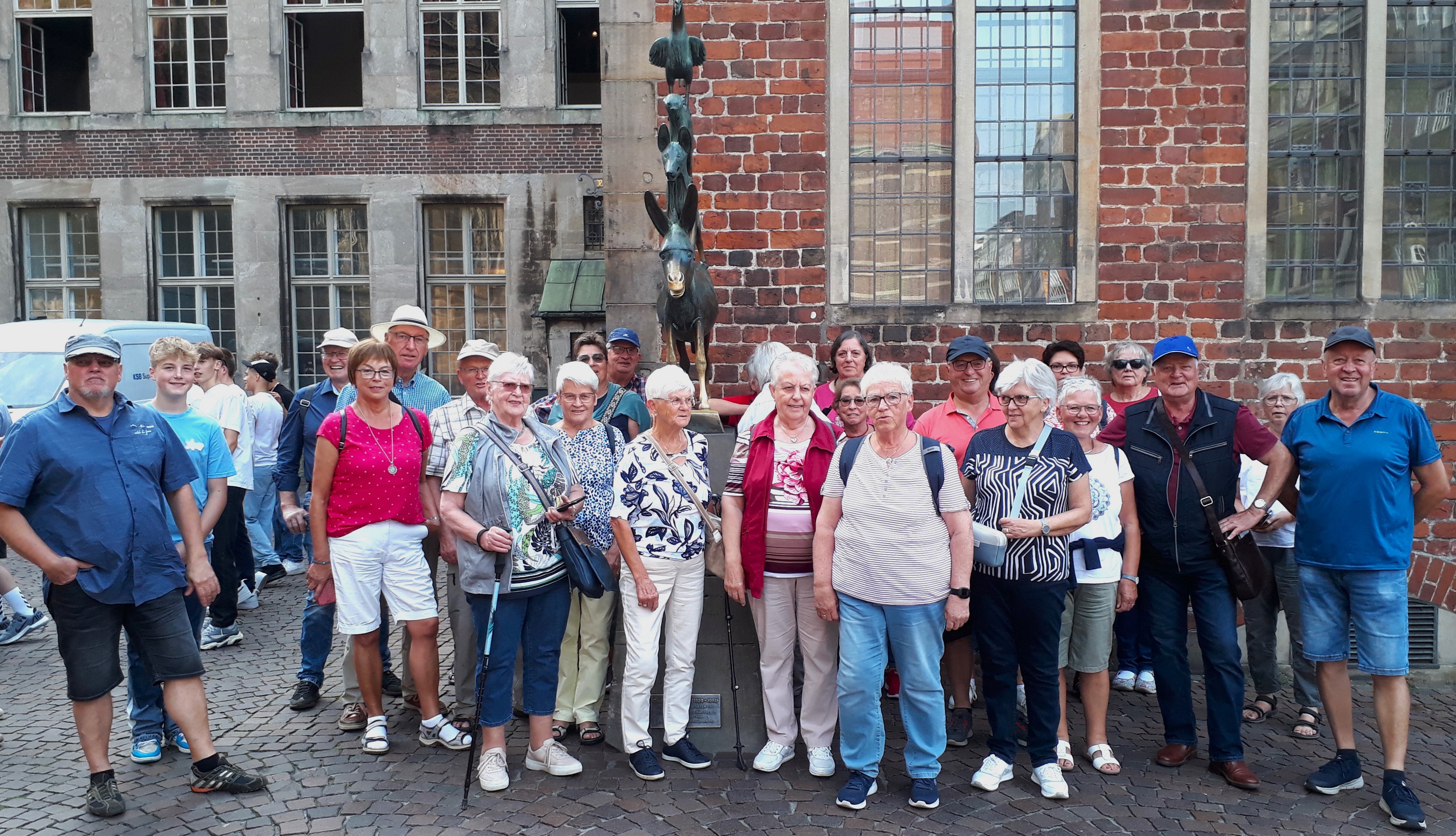 Die Reisegruppe auf dem Marktplatz in Bremen vor der Skulptur der Bremer Stadtmusikanten