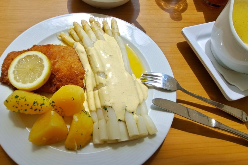 Spargelteller Teller mit Spargel und Beilagen