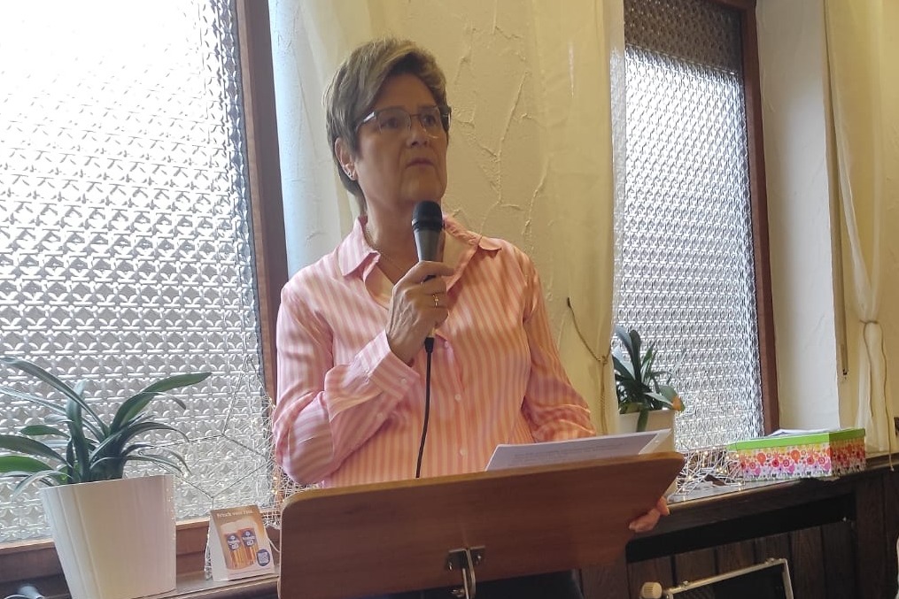 Die Frauenvertreterin Renate Grebe begr&uuml;&szlig;t die Anwesenden