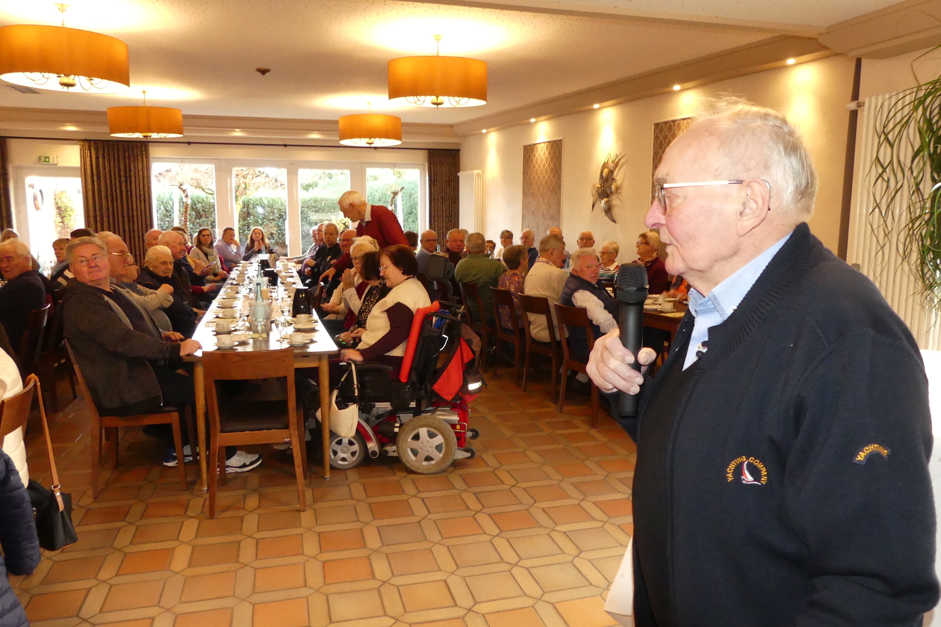 Im Vordergrund Herr Dowe, weiter hinten Personen an Tischen