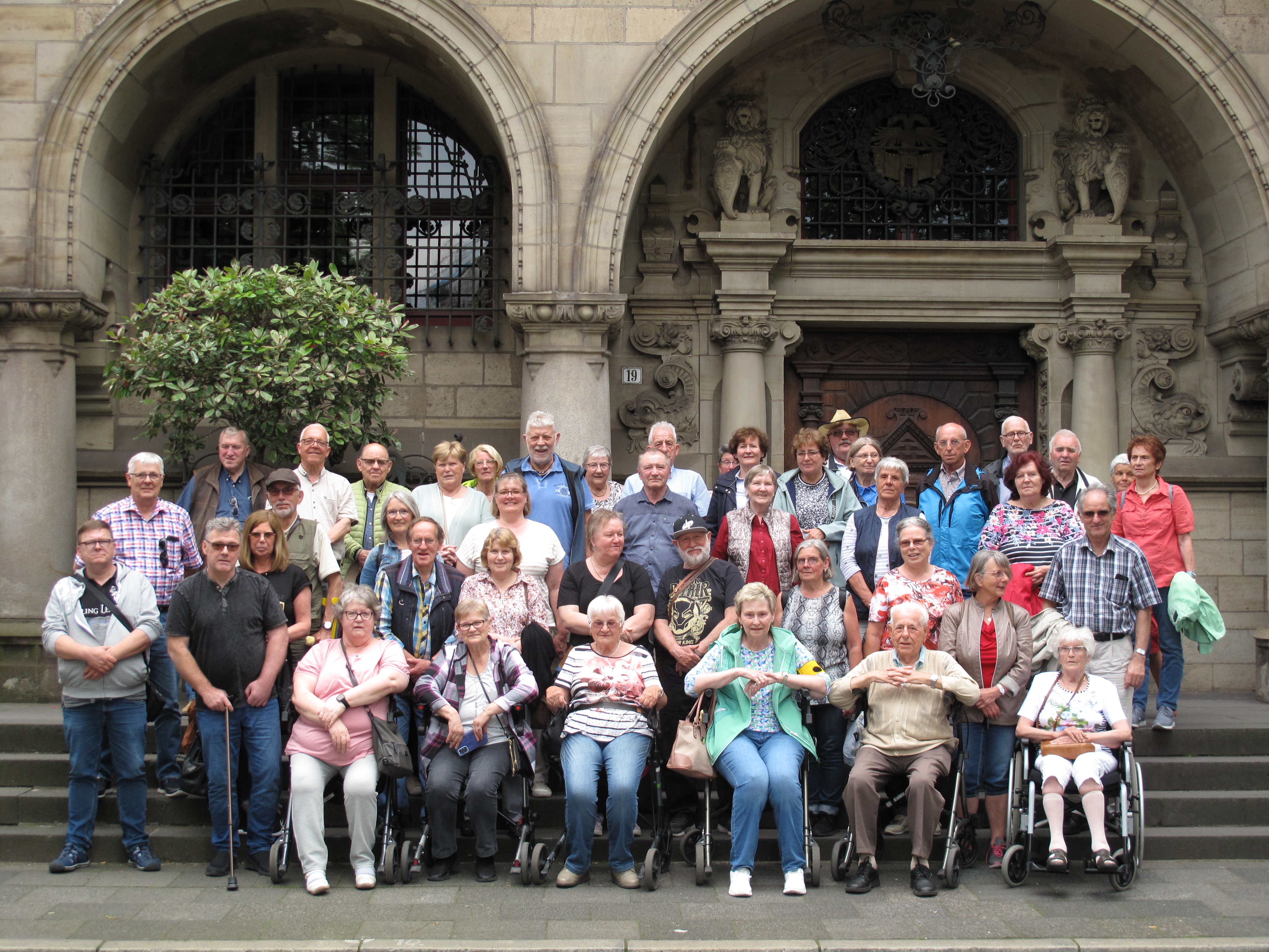 Die Reisegruppe des Vdk Gronau vor dem Duisburger Rathaus