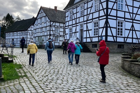 Vor den historischen Gebäuden