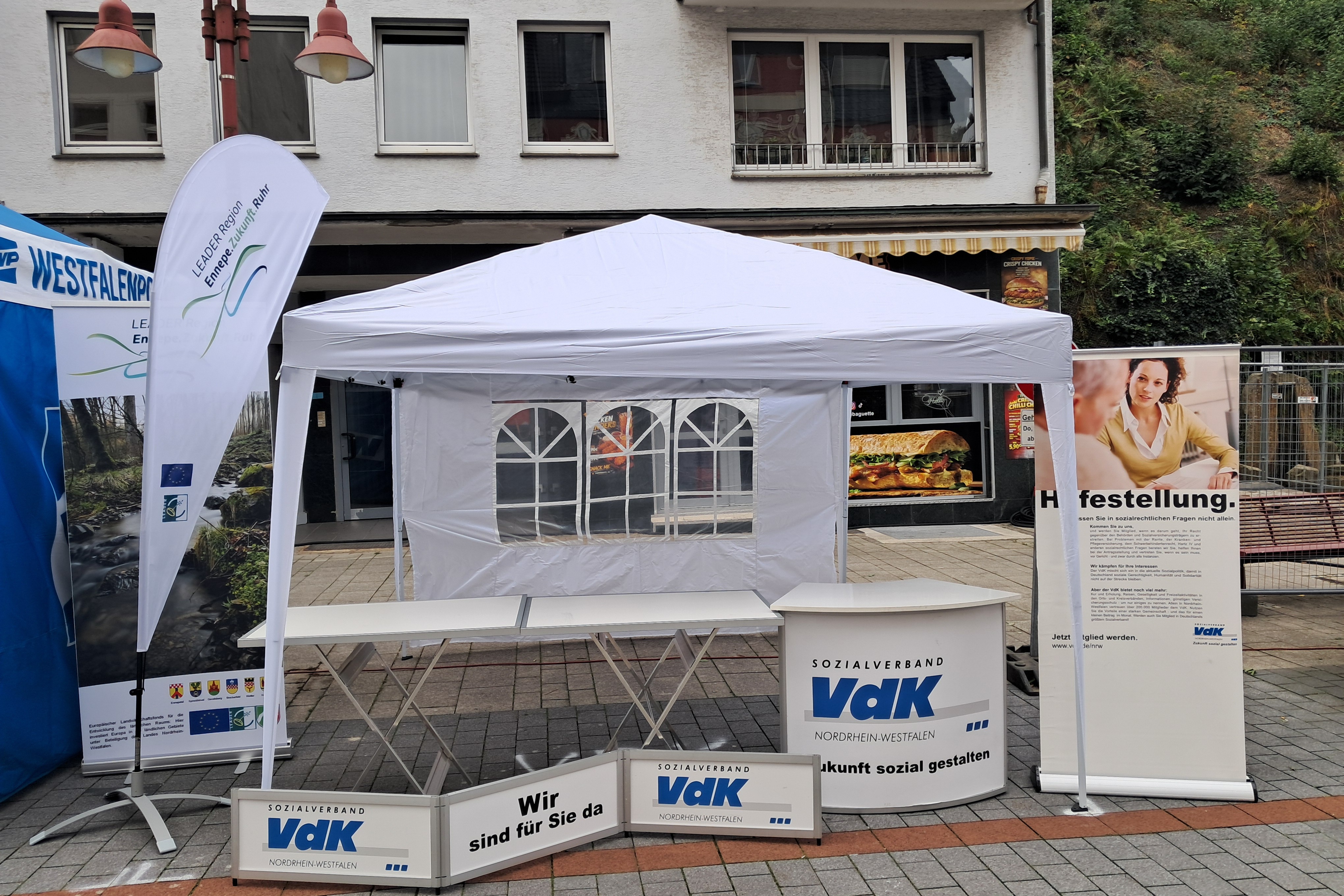 Info-Stand auf einem Stadtfest