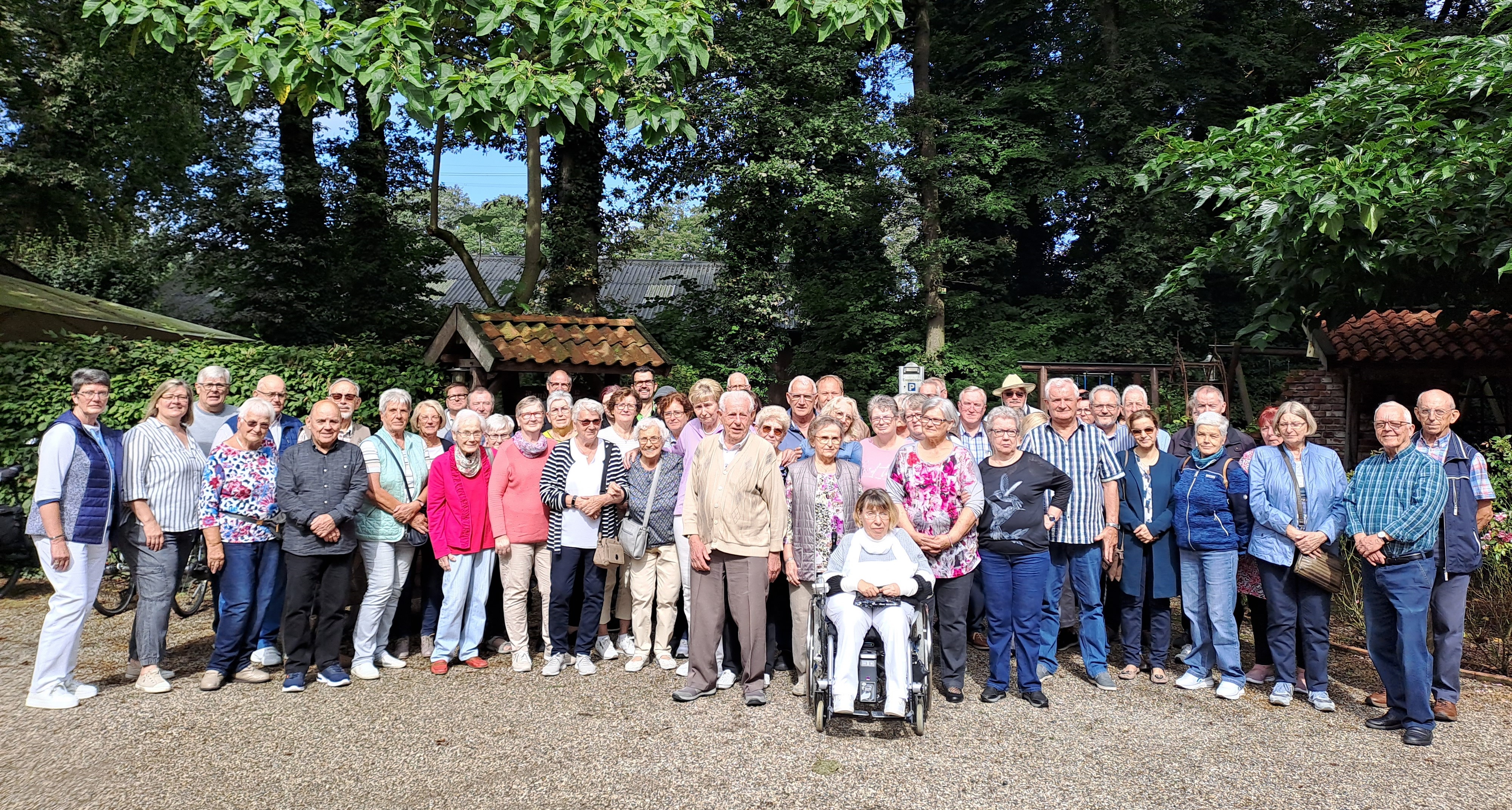 alle Teilnehmer des Frühschoppens versammeln sich zum Fototermin