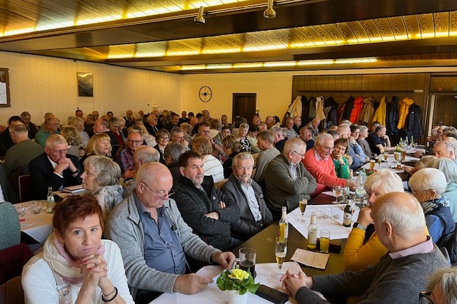 Blick in den voll besetzten Saal