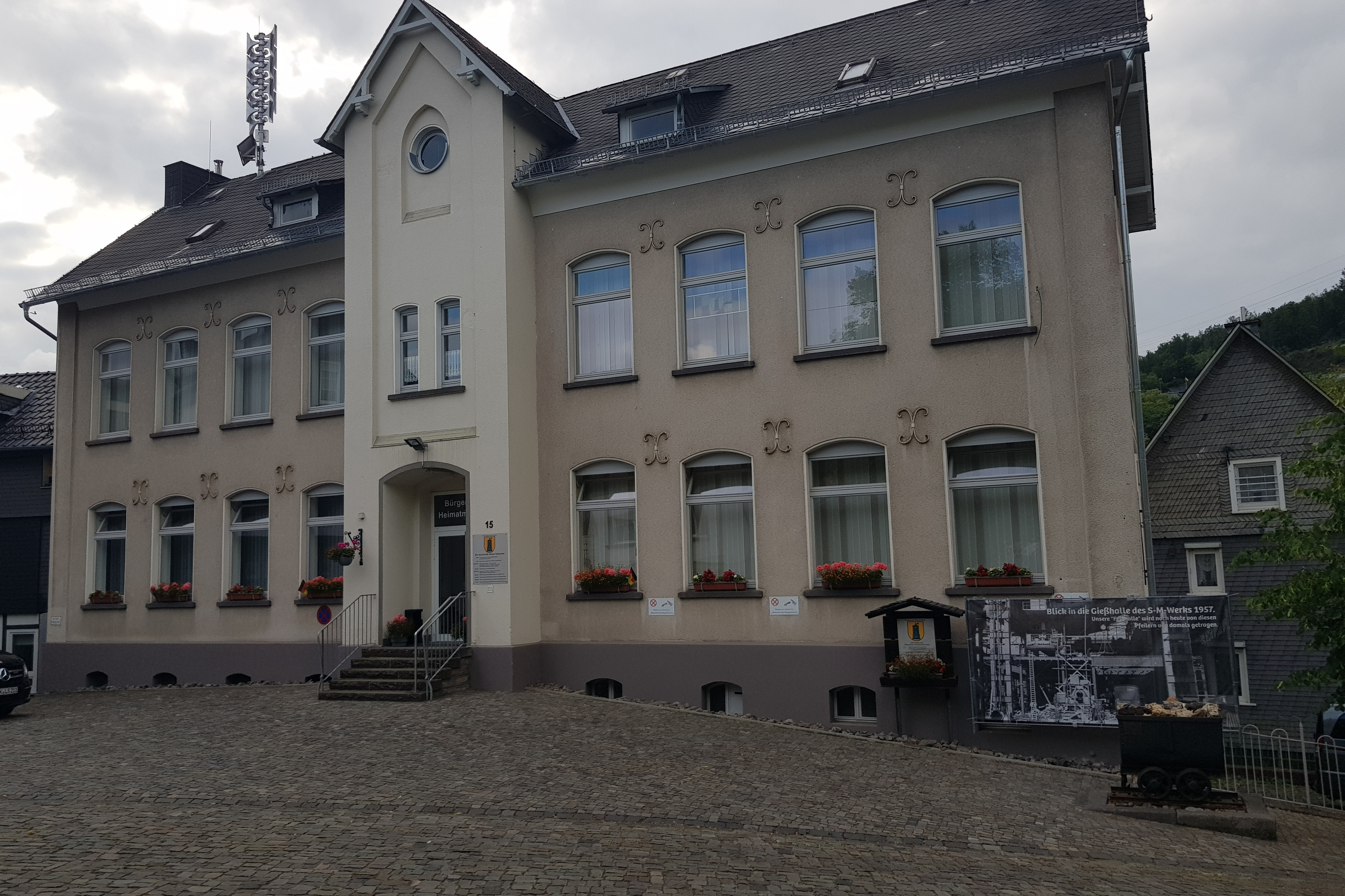 Das Foto zeigt das Gebäude des Heimatmuseums Niederschelden in Frontansicht.