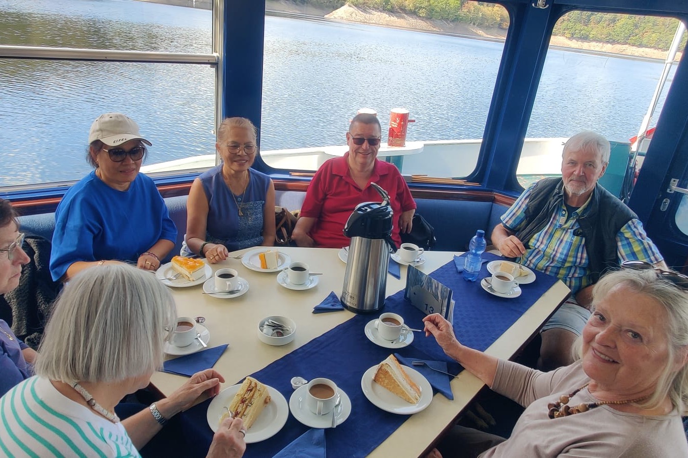 VDK Mitglieder auf dem Boot Mehrere Mitglieder beim Kaffee und Kuchen auf dem Boot