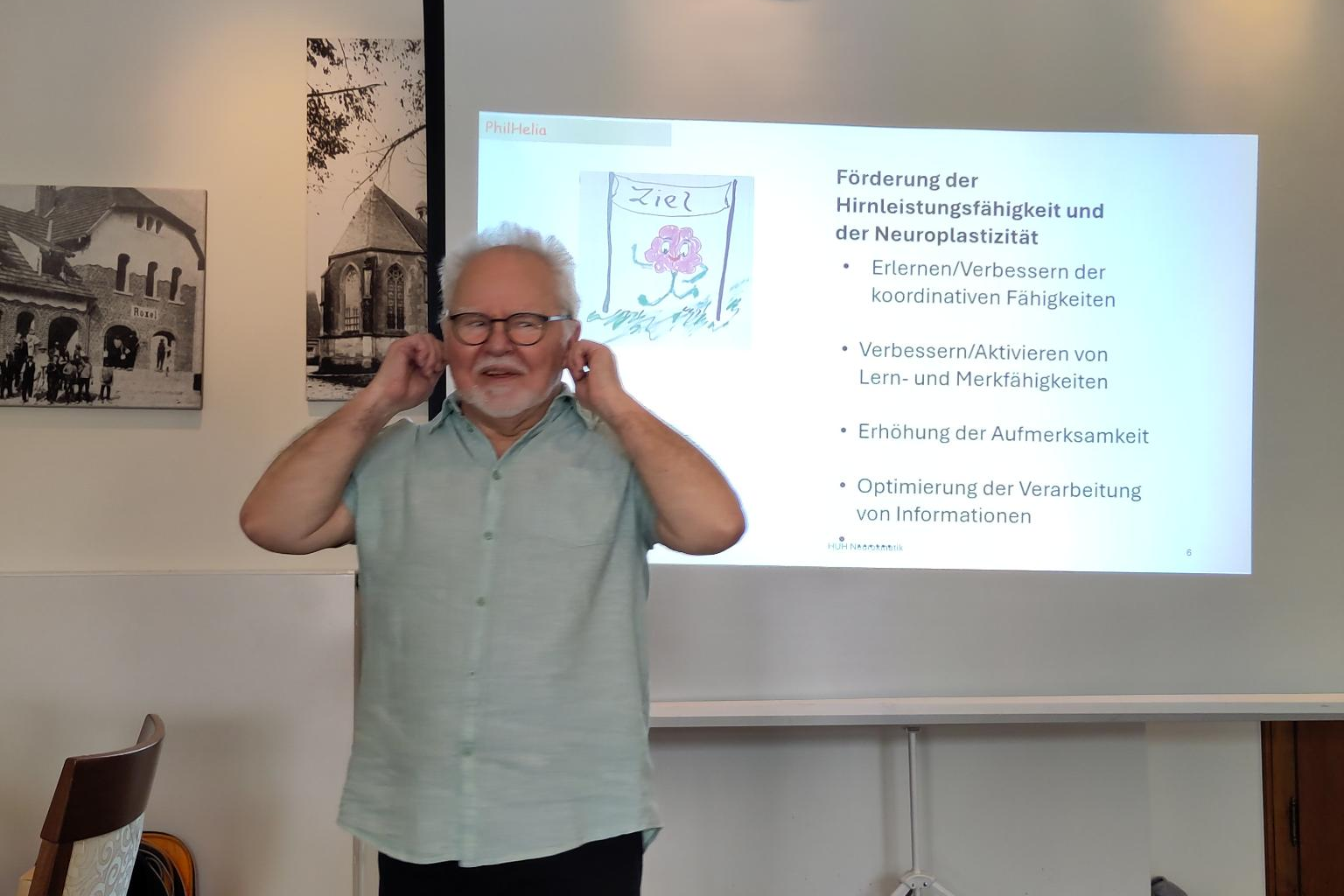 Hans-Uwe Hahn stellt einfache Übungen der Neurokinetik vor Hans-Uwe Hahn stellt eine einfache Übung vor.