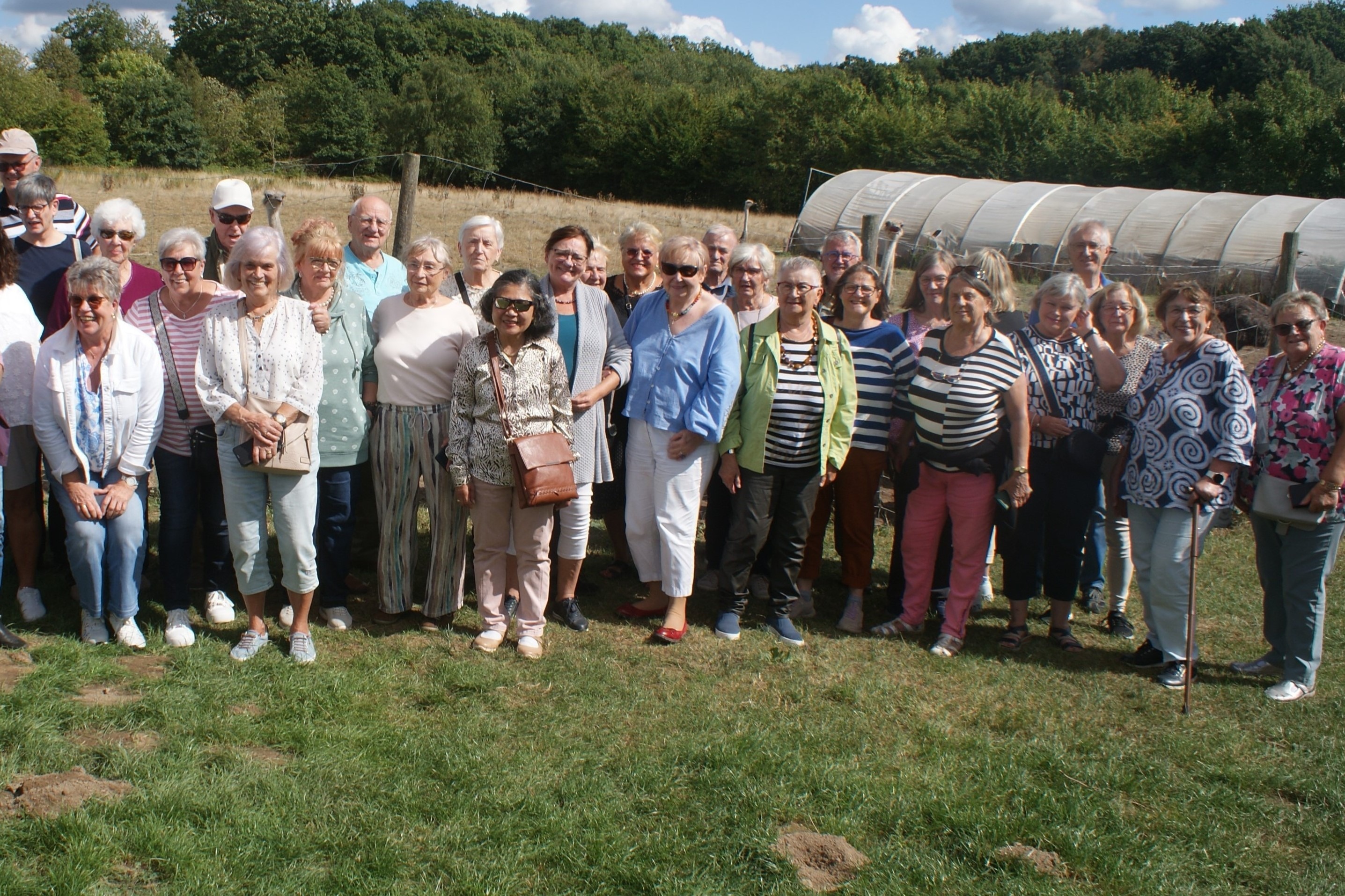 Mitglieder und G&auml;ste vor dem Strau&szlig;engehege