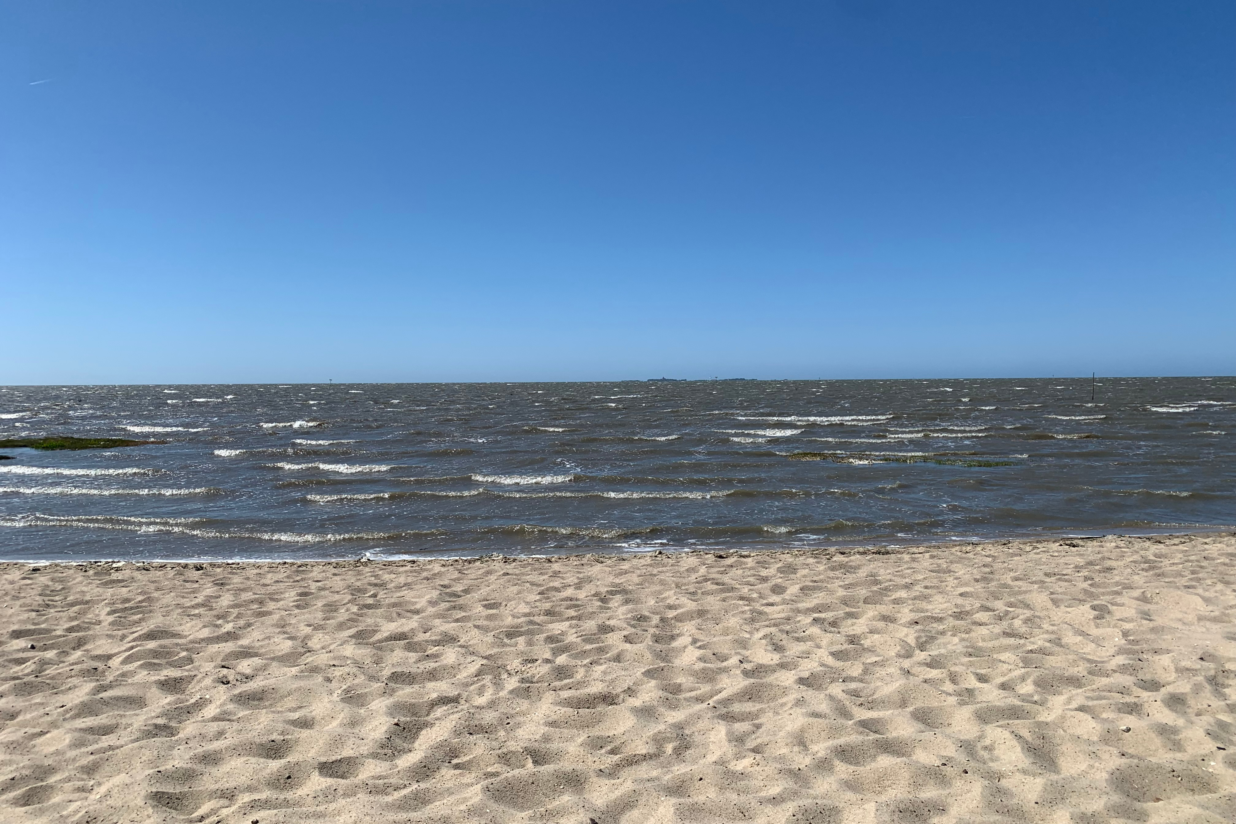 Bild am Strand mit Meer ohne Menschen