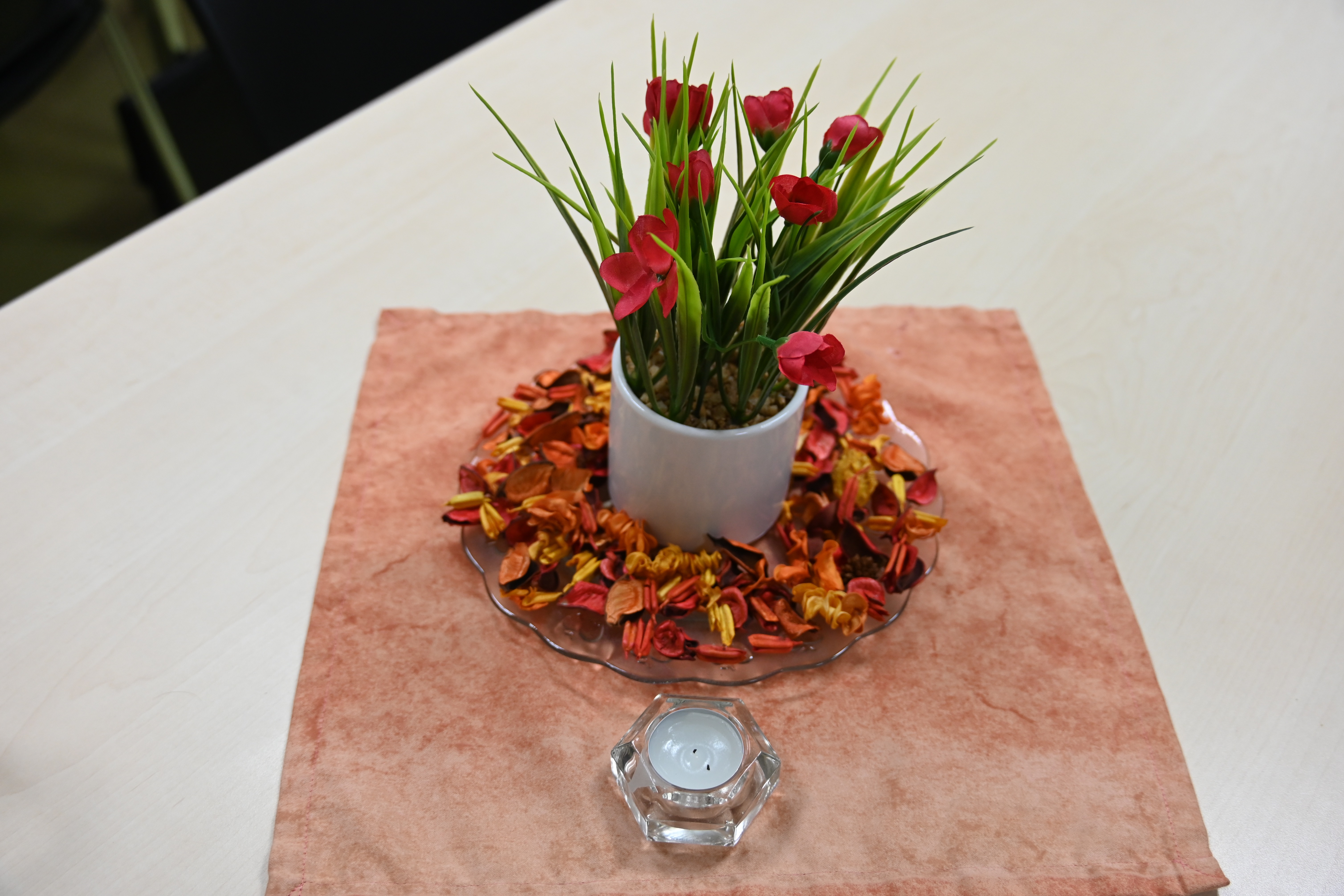 Blumengebinde auf einem Tisch