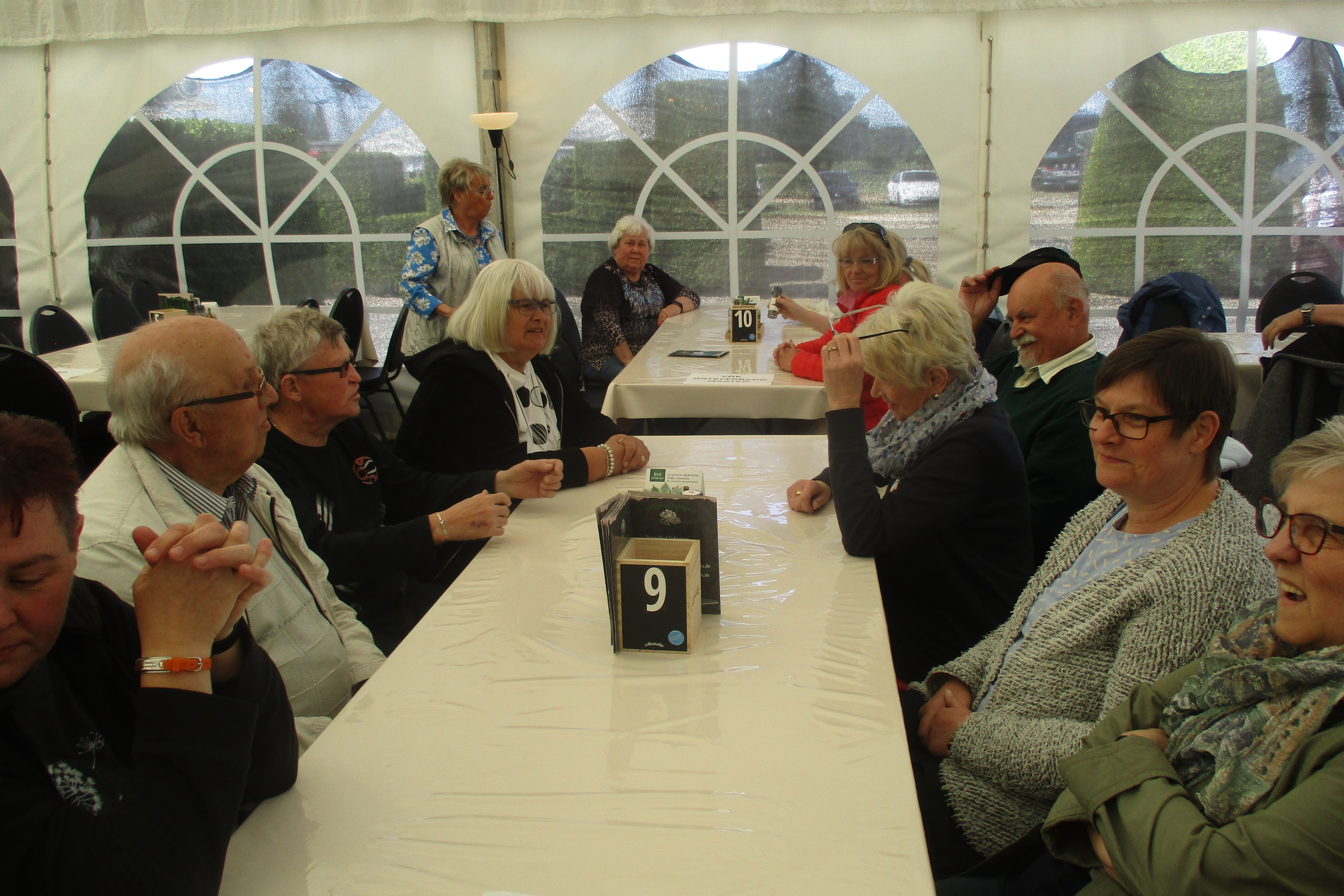 Im Eventzelt des Spargelhof