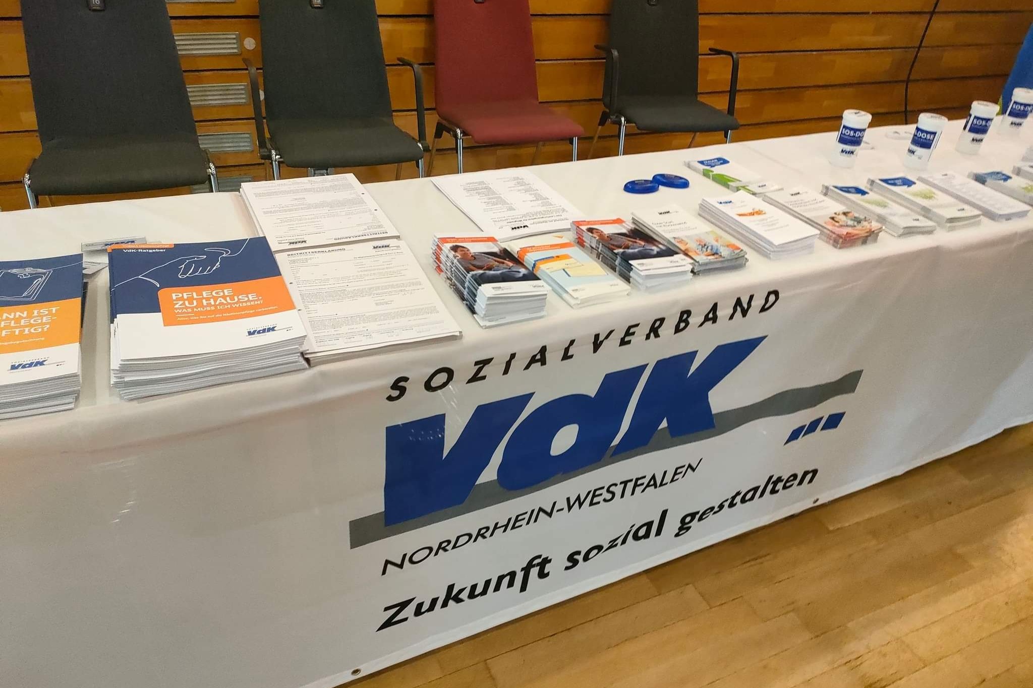 Tisch Gesundheitsmesse Tisch mit Werbeprospekten und Werbemitteln des VdK