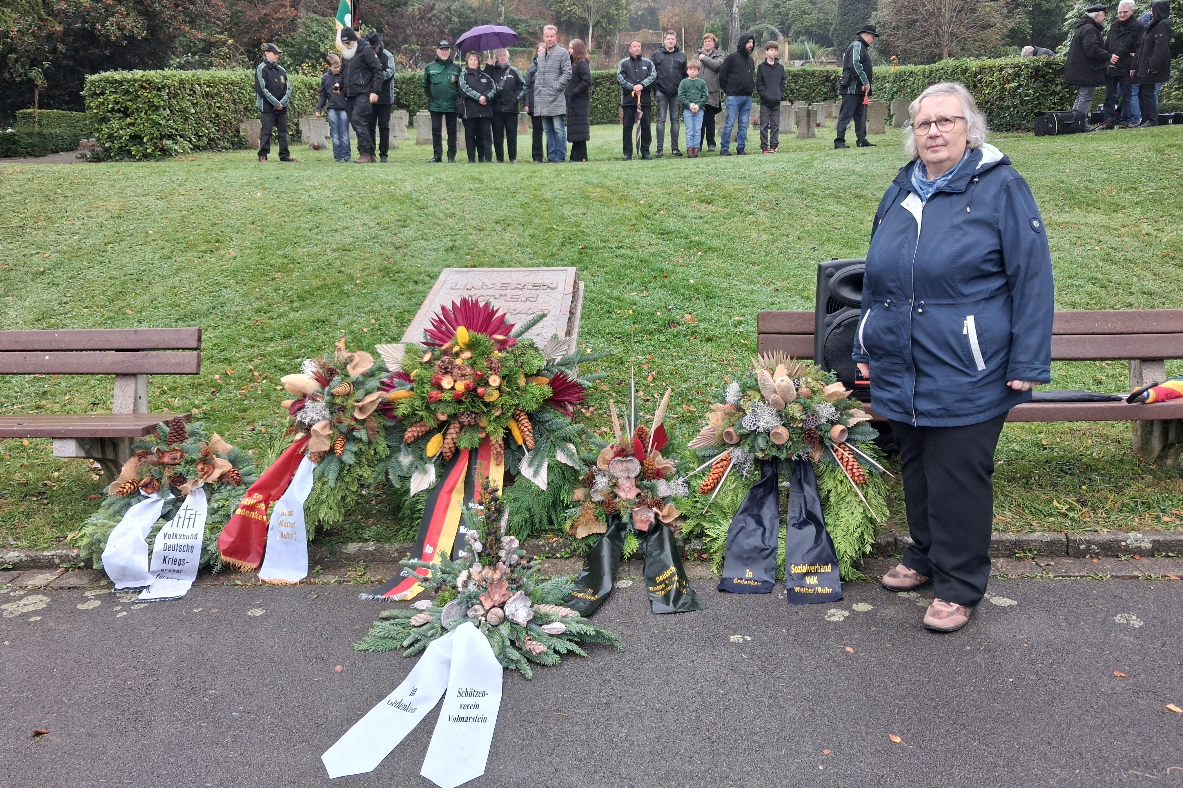 Der Ortsverband Wetter des VdK legte einen Kranz nieder zum Gedenken an die Kriegsopfer.