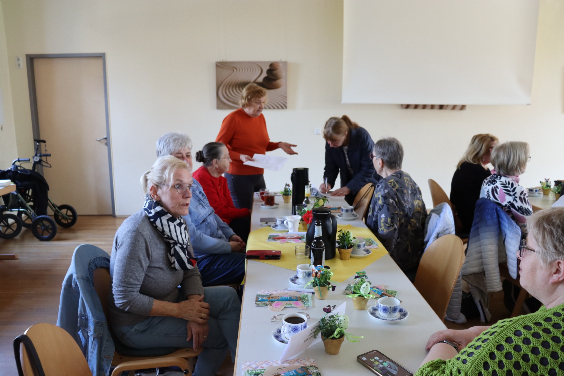 Vertreterinnen der Frauen sitzen an Tischen zusammen.