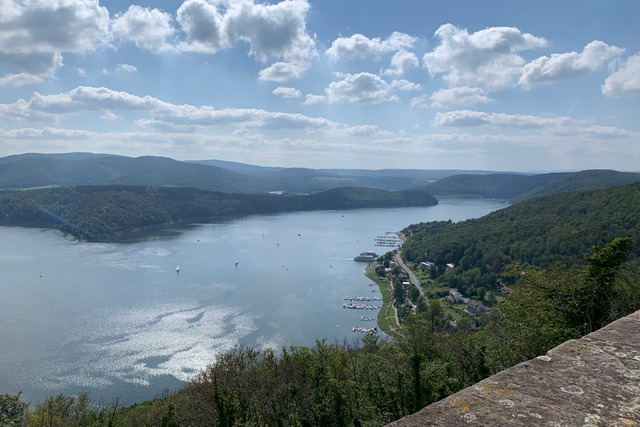 Schifffahrt Edersee Blick auf den Edersee bei Sonnenschein mit wenigen Wolken