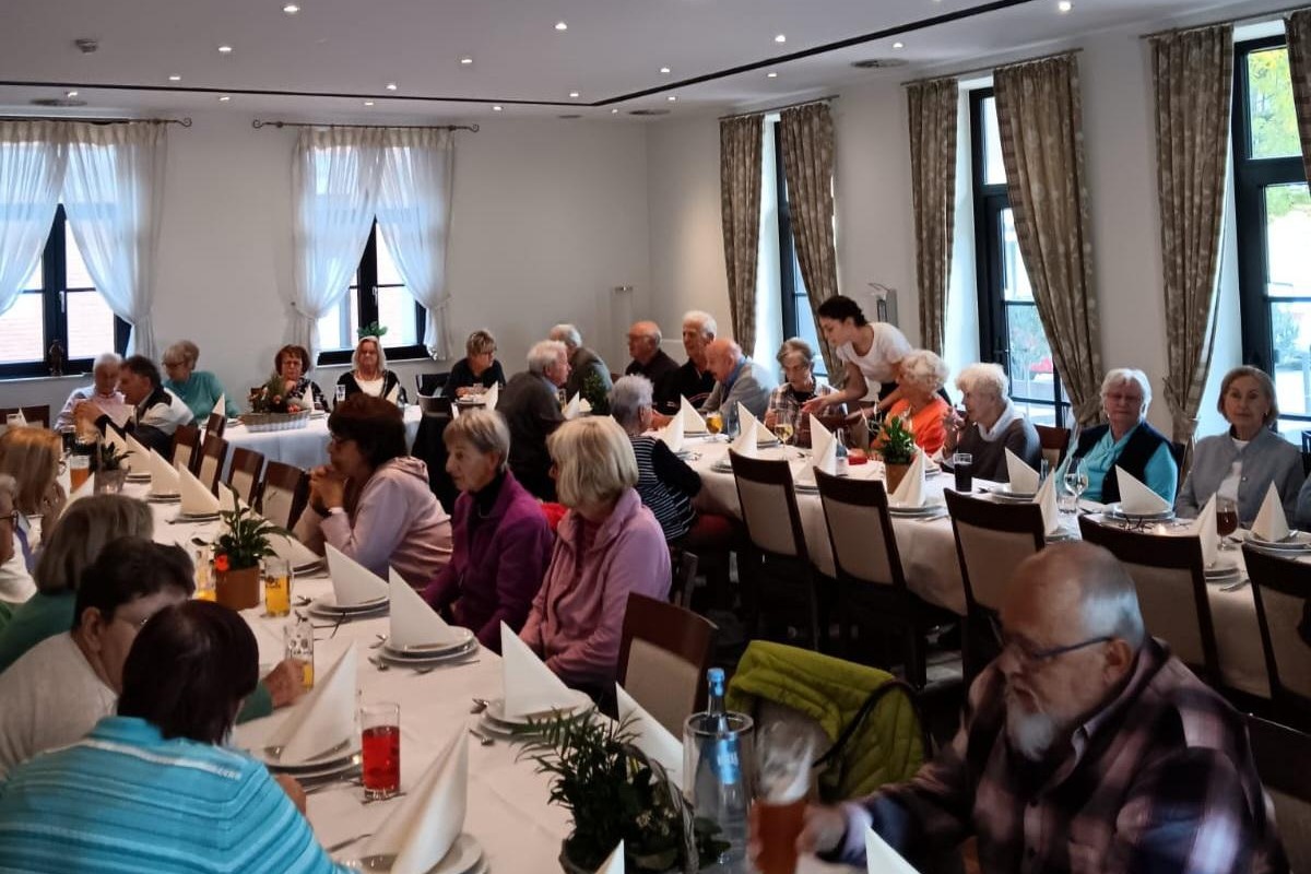 Gedeckte Tische mit Menschen