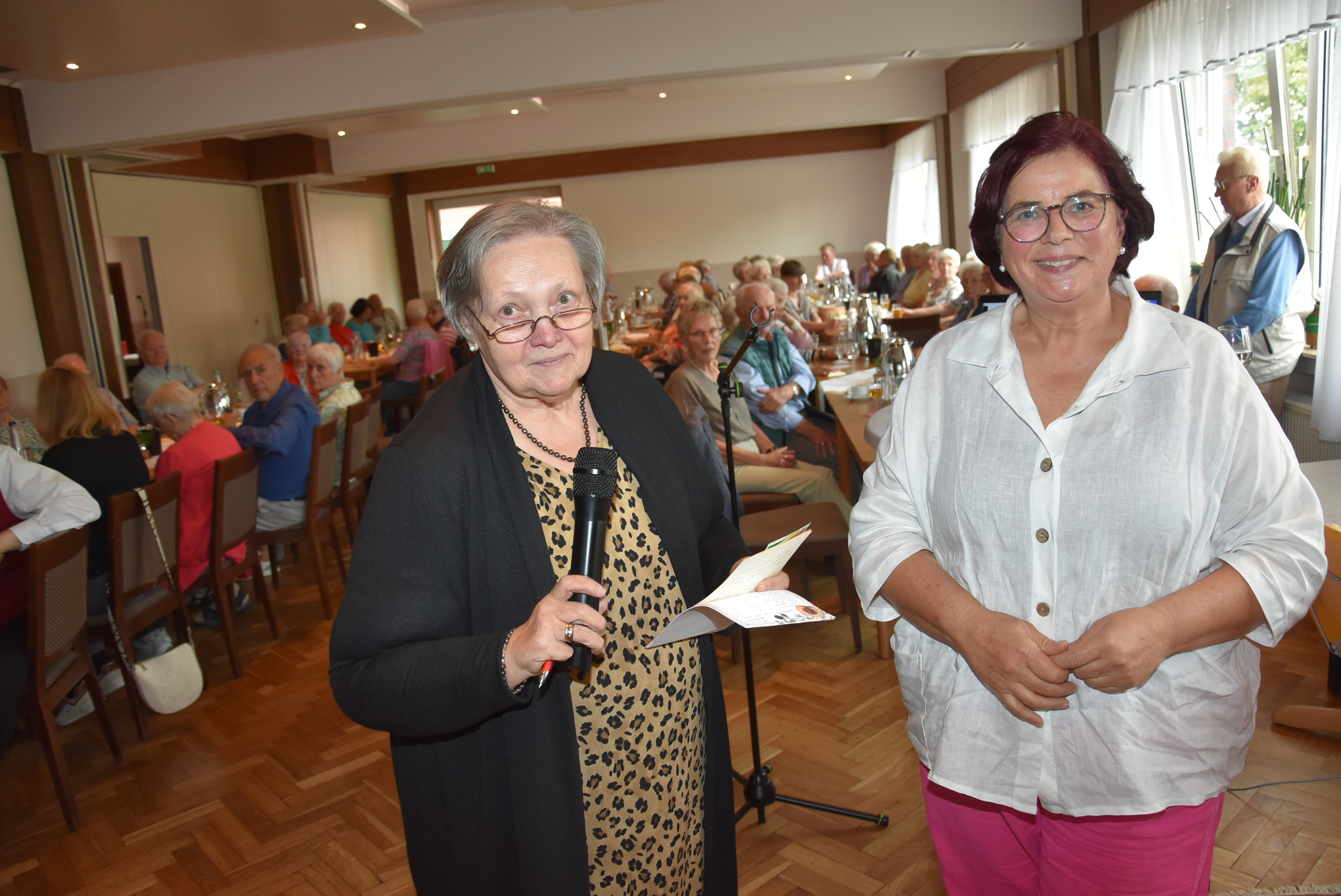 OV-Vorsitzende Eveline Gerdes stellt die Referentin Gerlinde Hauschild den Teilnehmern am VdK-Nachmittag vor.