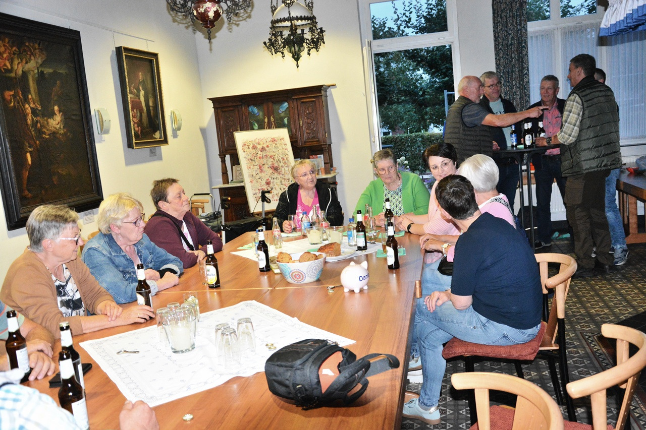 Menschen sitzen an einem Tisch und reden miteinander