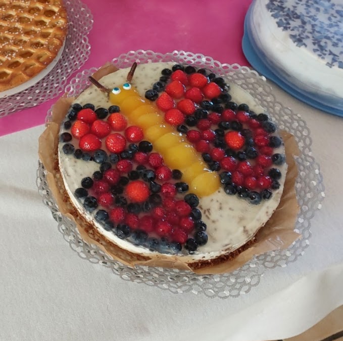 Abgebildet ist ein Kuchen mit einem Schmetterlingsmotiv