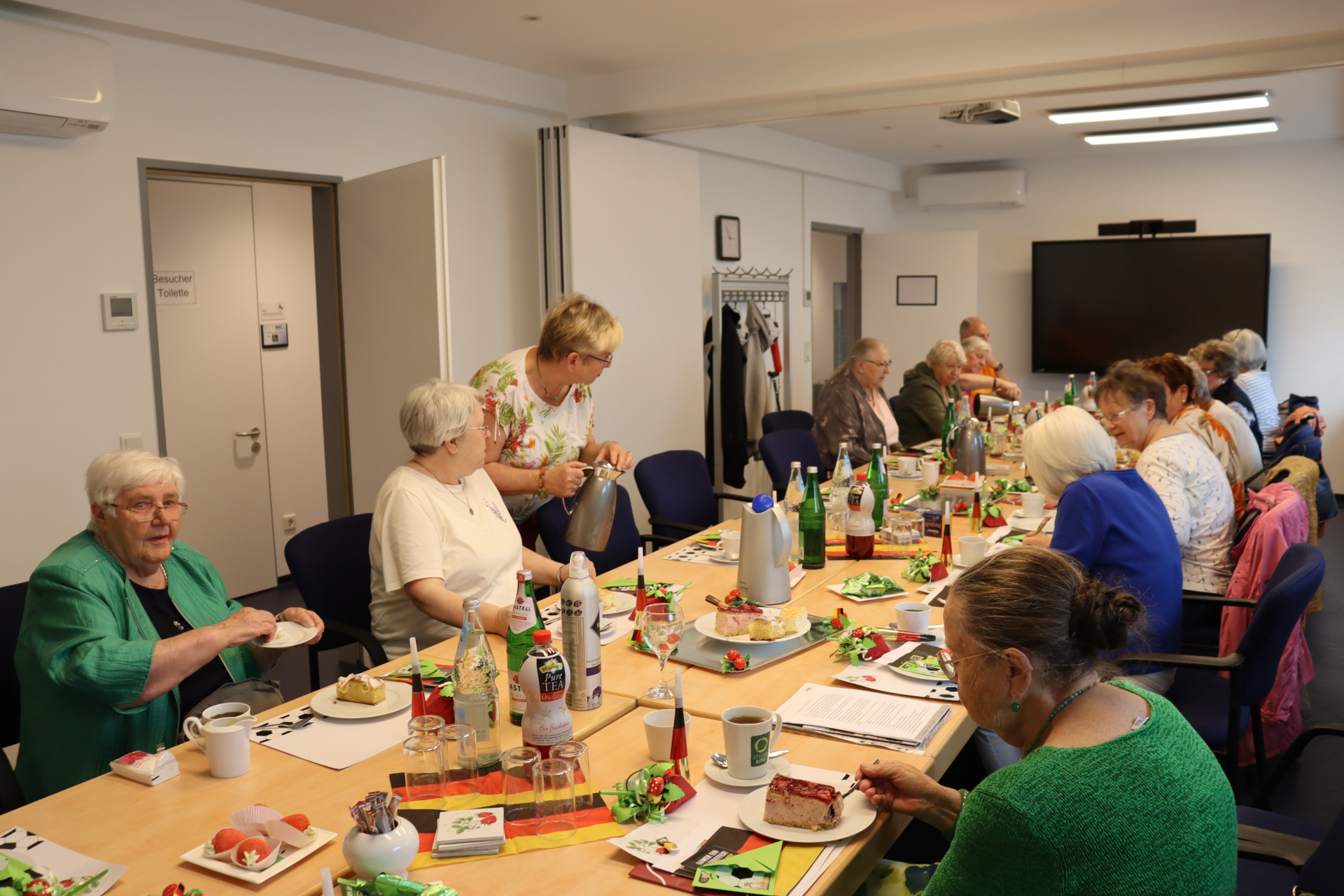 Vertreterinnen der Frauen sitzen an einem langen Tisch zusammen.