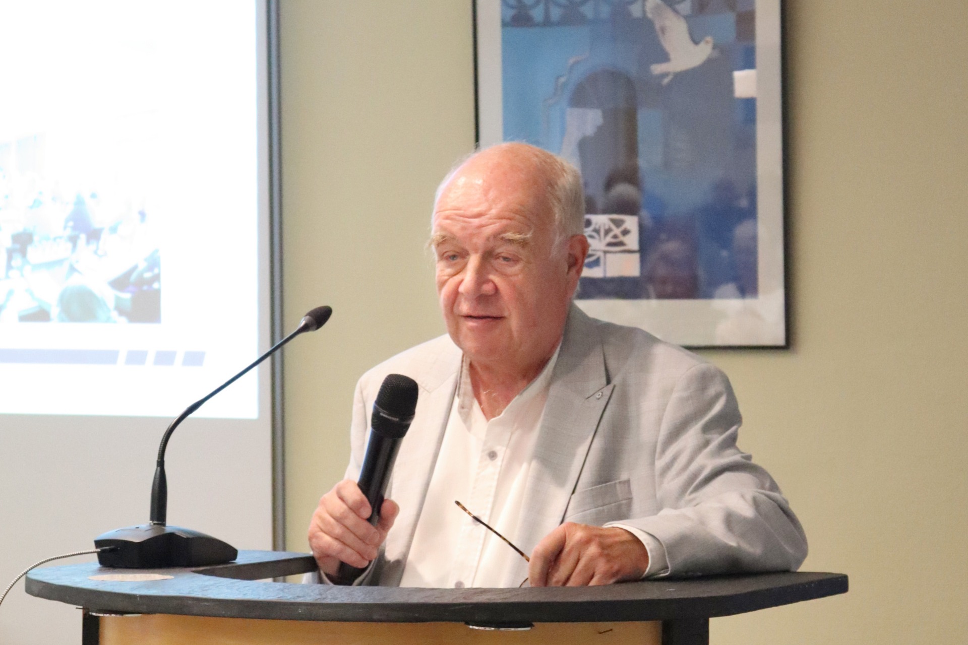 Dr. Wolf-Dieter Kuhlmann, WEISSER Ring e.V. Ein Mann steht vor einem Mikrophone und hält einen Vortrag.