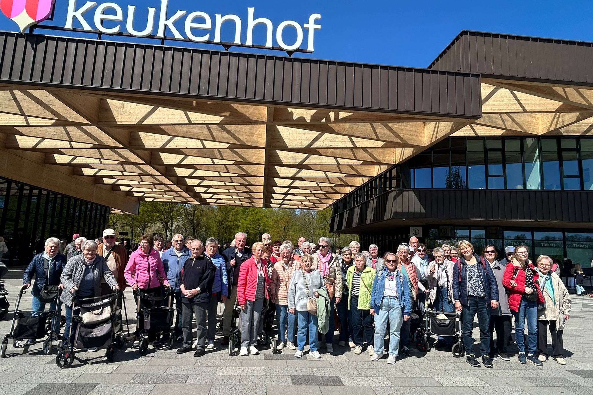 Das Bild zeigt die Reisegruppe des VdK Beckum vor dem Eingang des Keukenhof