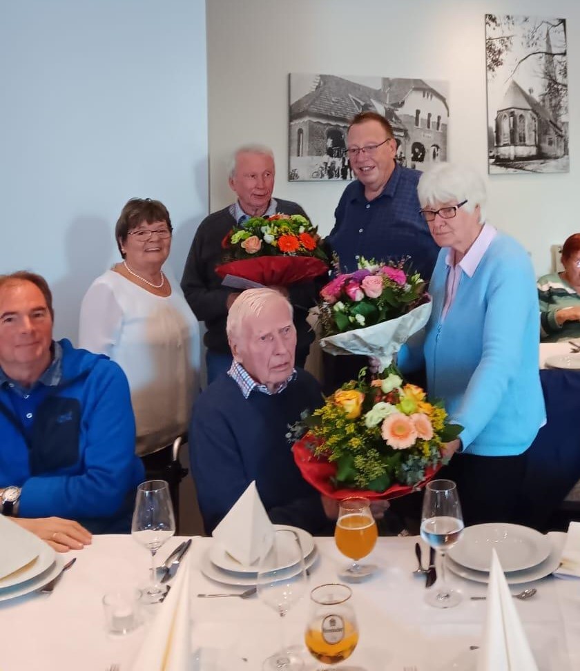 Die Jubilare, wurden mit einer Urkunde, einer Knopfnadel und einem Blumenstrauß von Reinhilde Zittlau Vorsitzende im VdK Roxel-Albachten und Dirk Schilder Vorsitzender im VdK Kreisverband Münster geehrt. Von links Viktor Kortman, Reinhilde Zittlau Jürgen Sandford, Josef Merschiewe , Dirk Schilder, Christa Awe-Sandford.